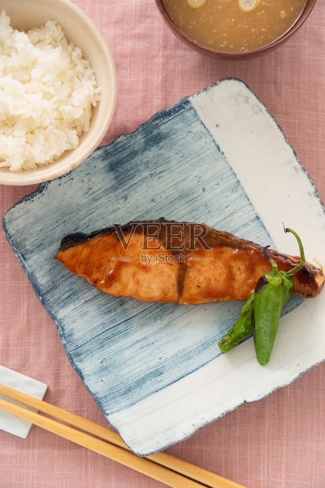 日本料理，黄尾照烧照片摄影图片