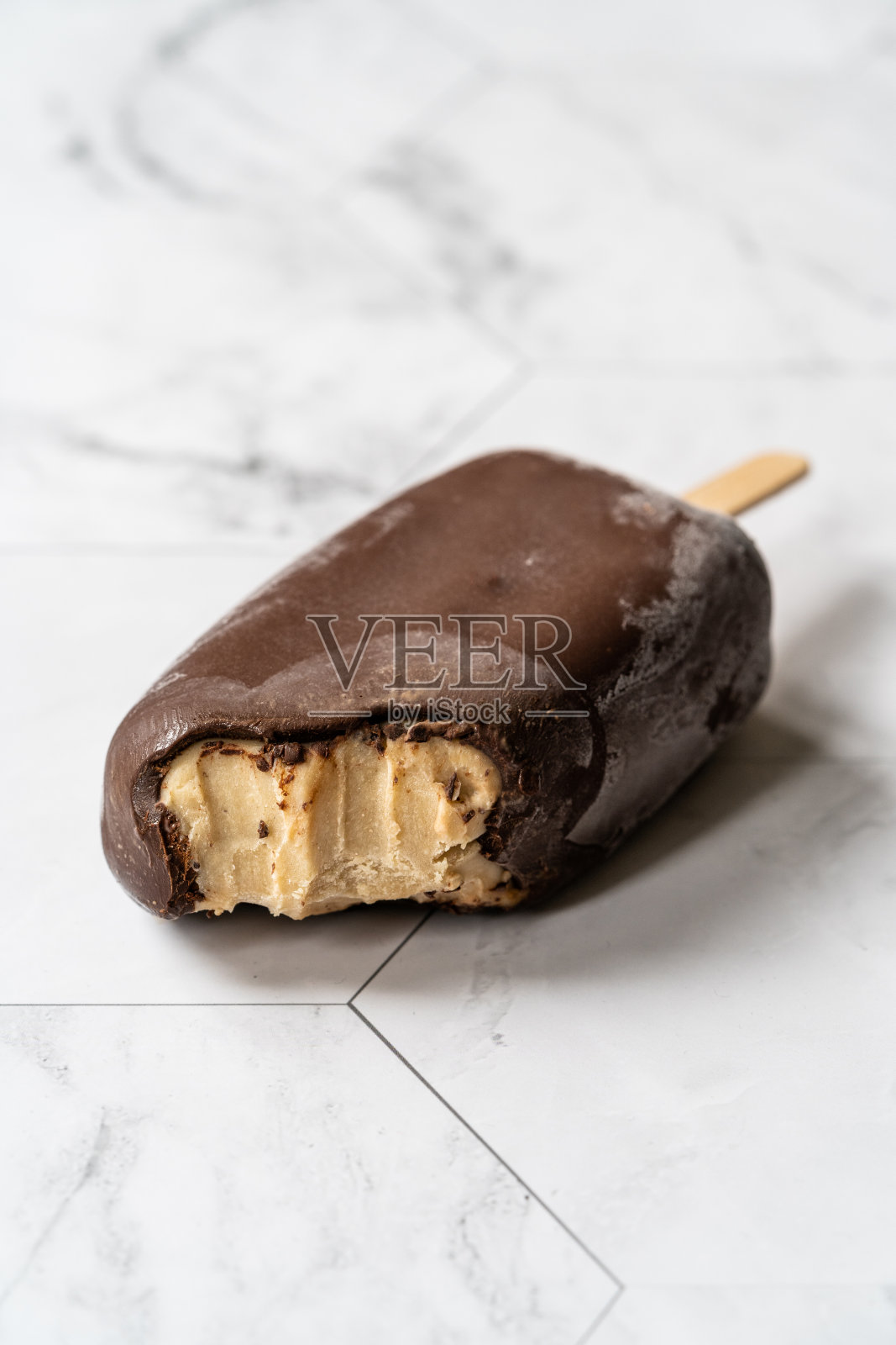 有机健康自制芝麻酱棒冰淇淋。照片摄影图片