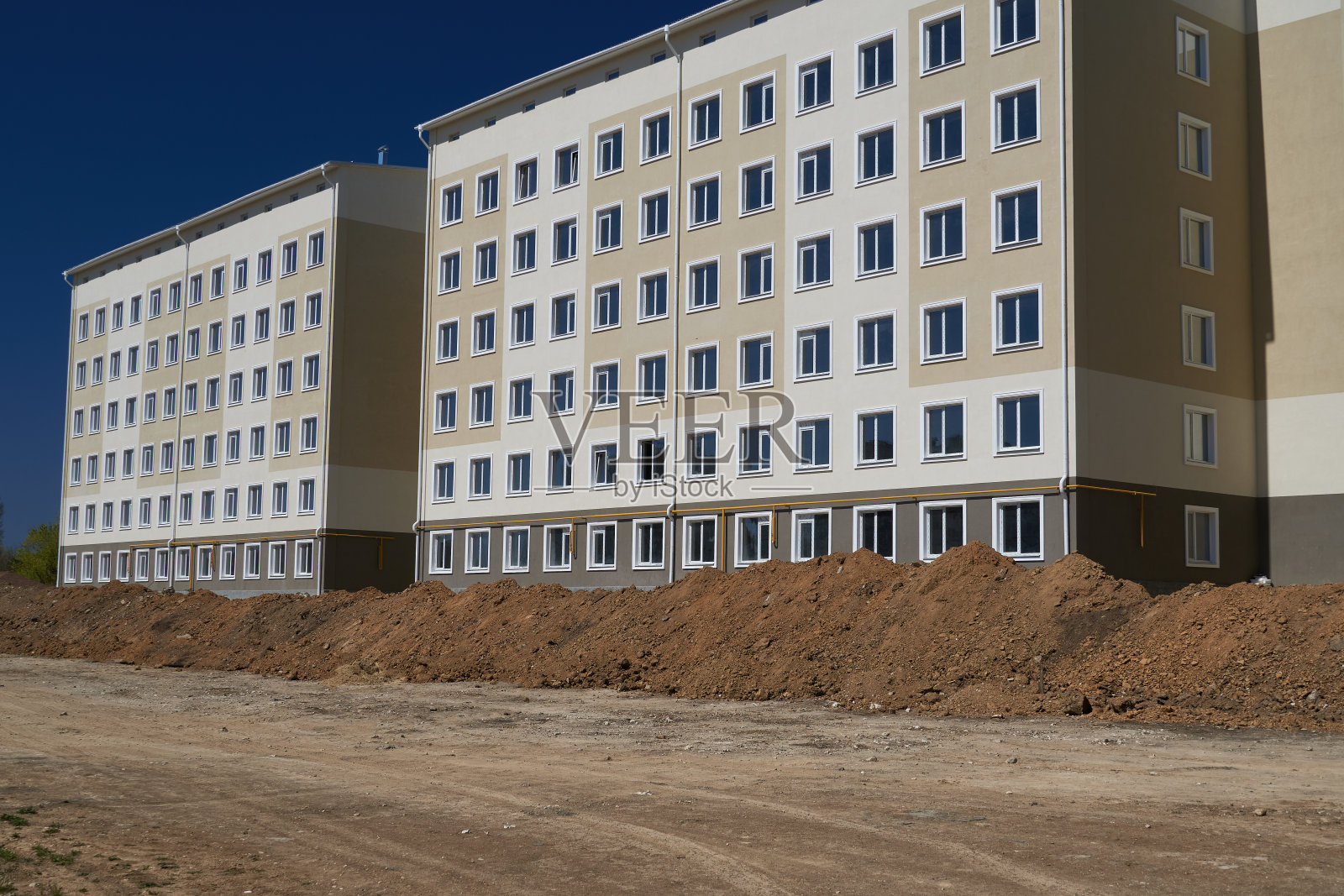 建筑施工过程、土地平整及多层建筑立面照片摄影图片