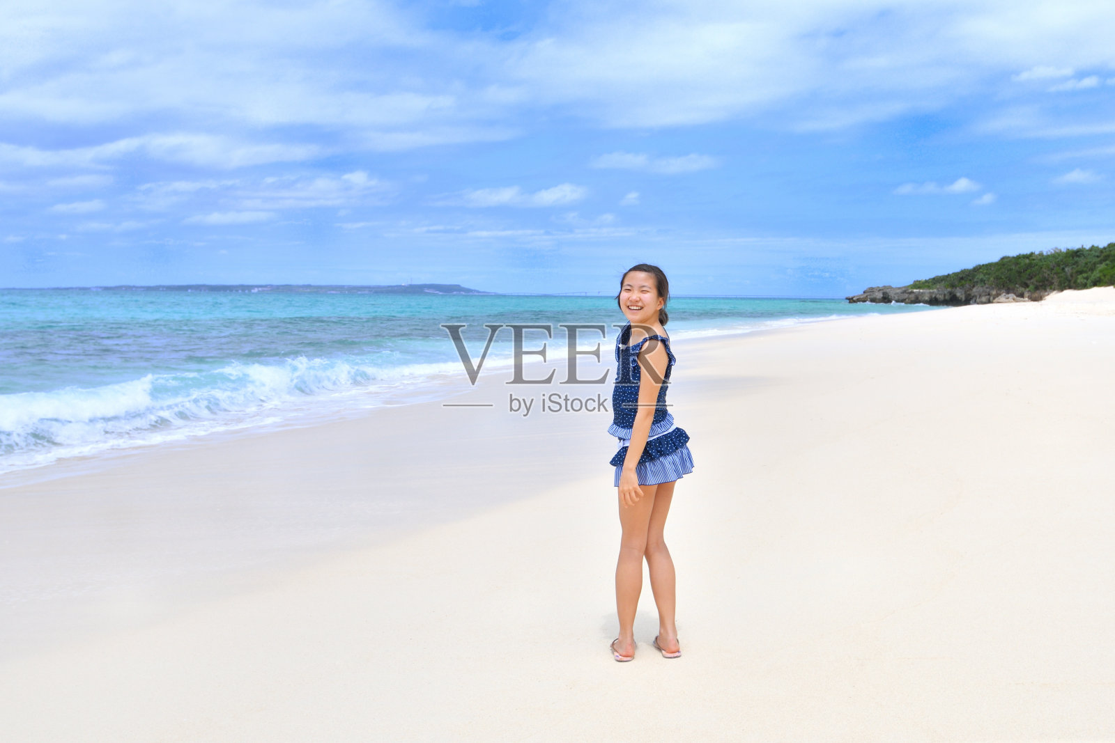 日本女孩在冲绳宫古岛的海滩上微笑照片摄影图片