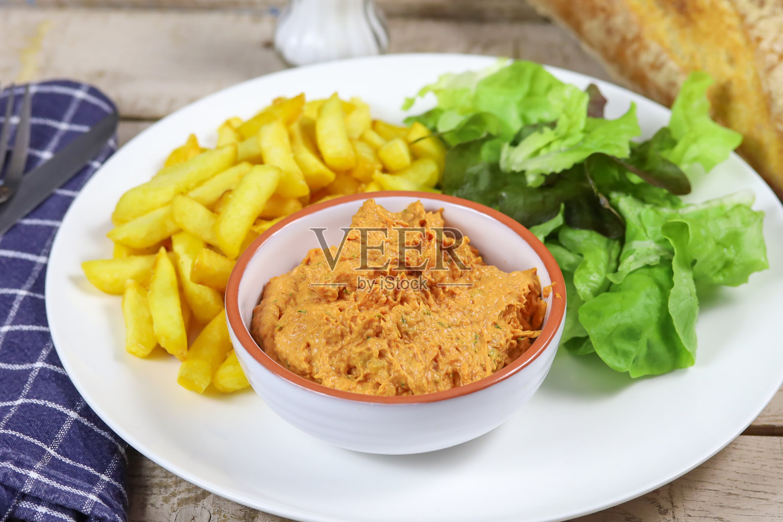 美式鱼片，薯条和沙拉放在一个盘子里照片摄影图片