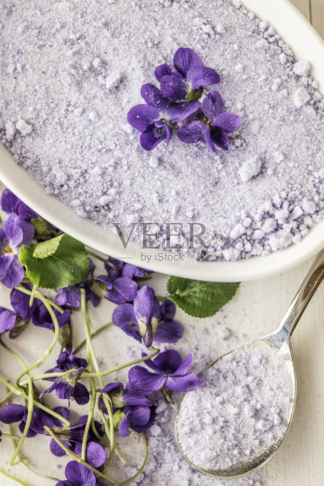 Viola sugar, violetta odorata sugar crystals，用于装饰烘焙纸杯蛋糕，新鲜的丁香，春天可食用的芳香花朵照片摄影图片