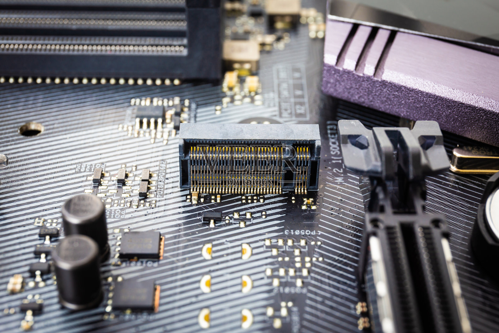 现代PC黑色主板上的M.2连接器接口用于现代高速和性能存储照片摄影图片