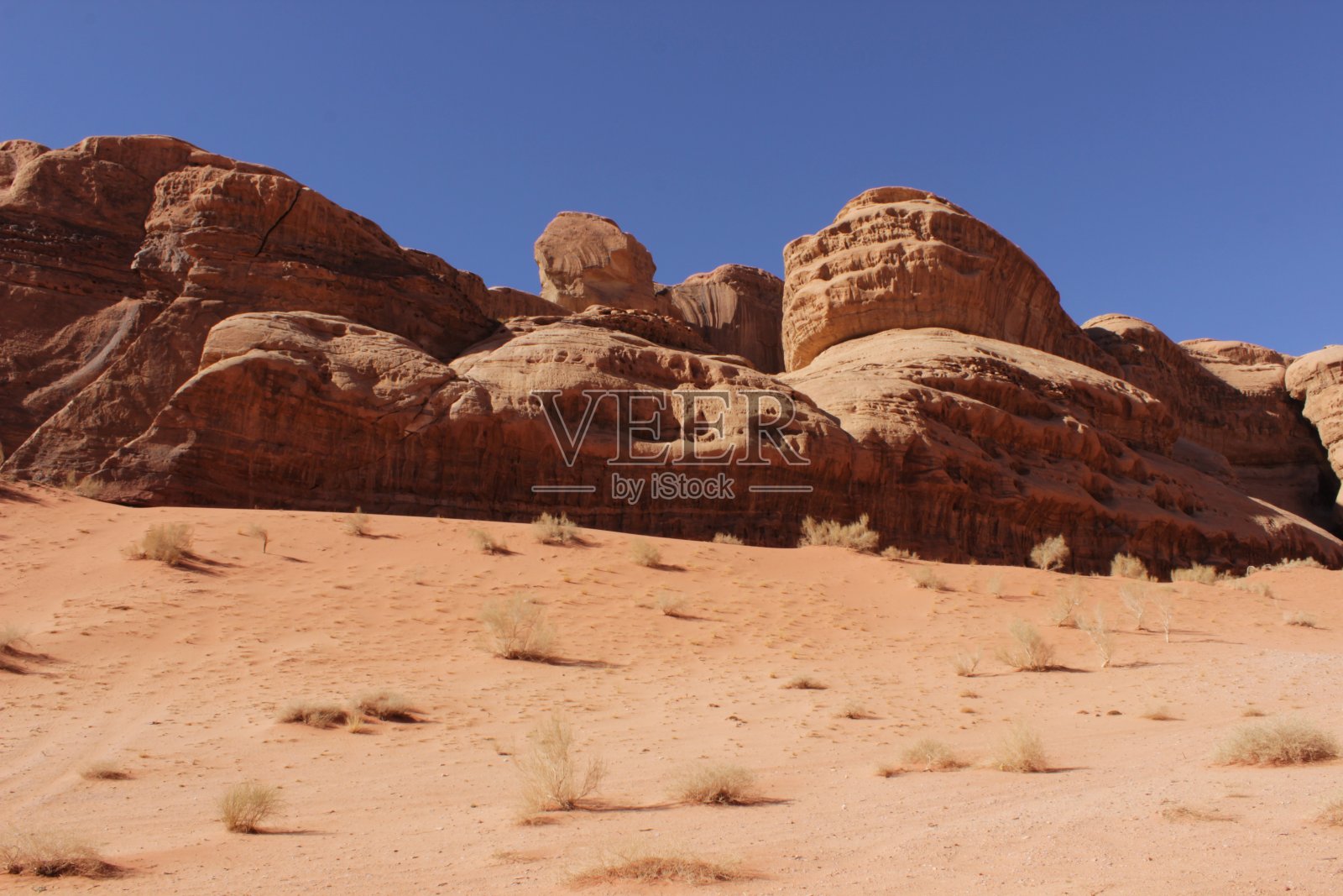 瓦迪拉姆沙漠中的巨石照片摄影图片