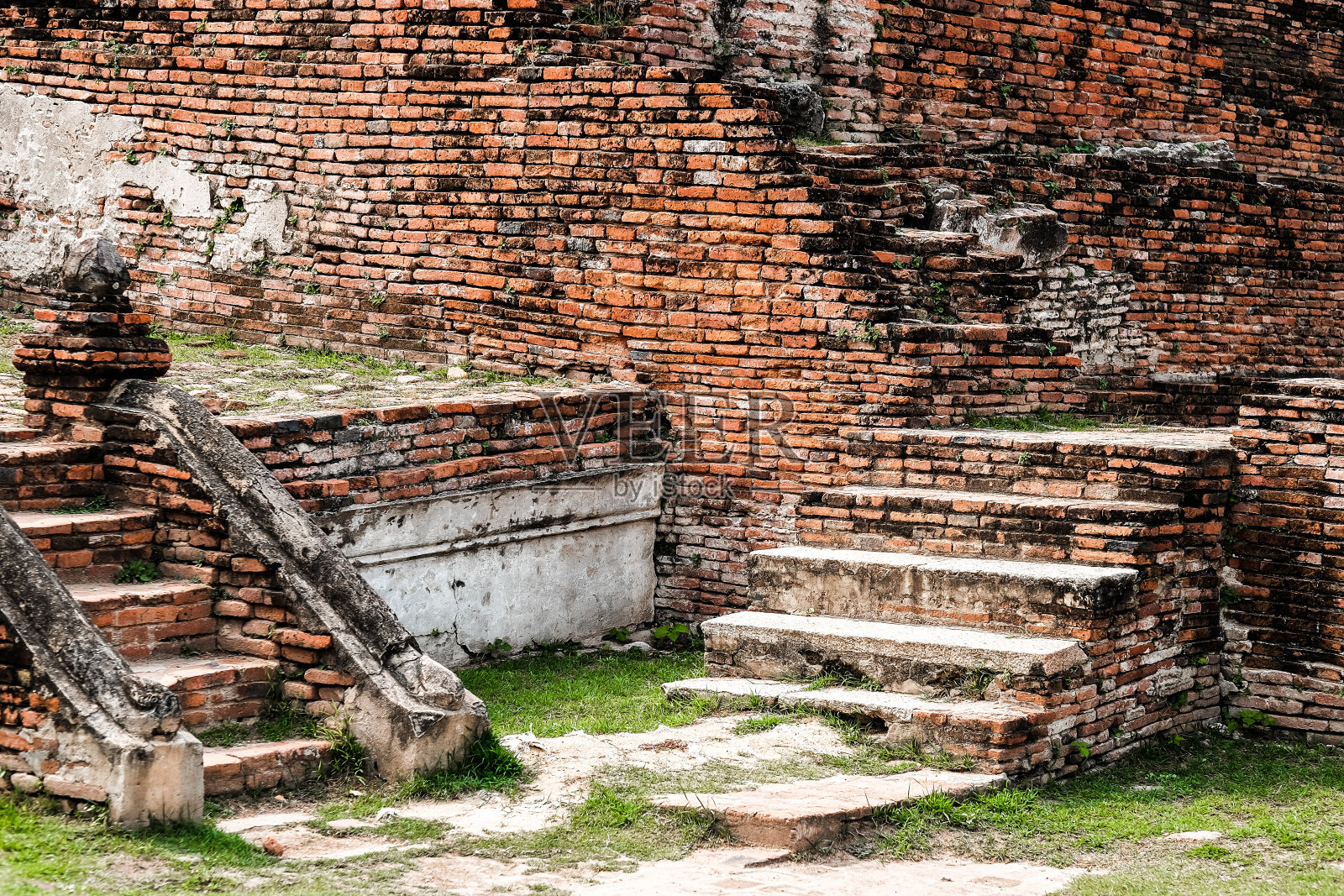 佛塔的墙在过去的日子，在Phra Nakhon Si Ayutthaya。照片摄影图片