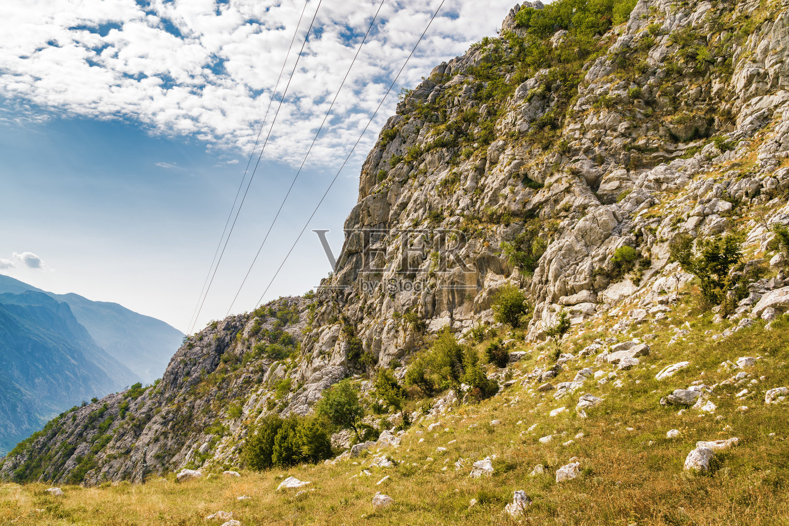 阳光明媚的早晨，博卡科托尔湾附近的Risan，黑山，欧洲。照片摄影图片