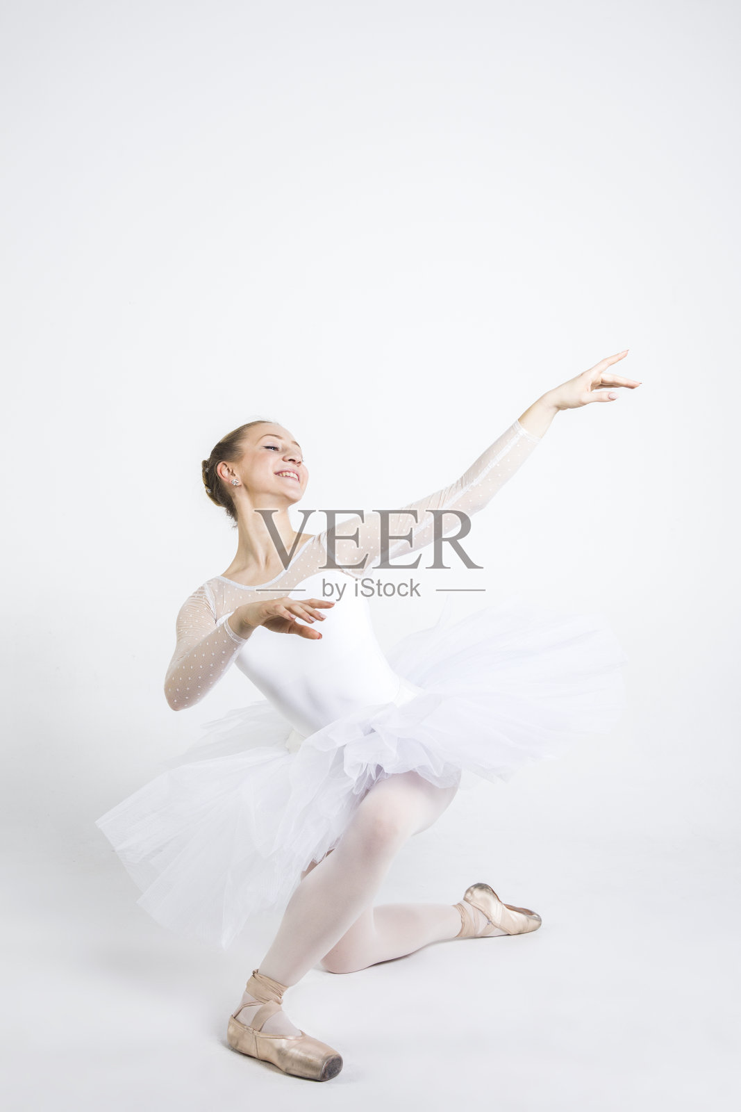 年轻的芭蕾舞演员在练习芭蕾舞动作照片摄影图片