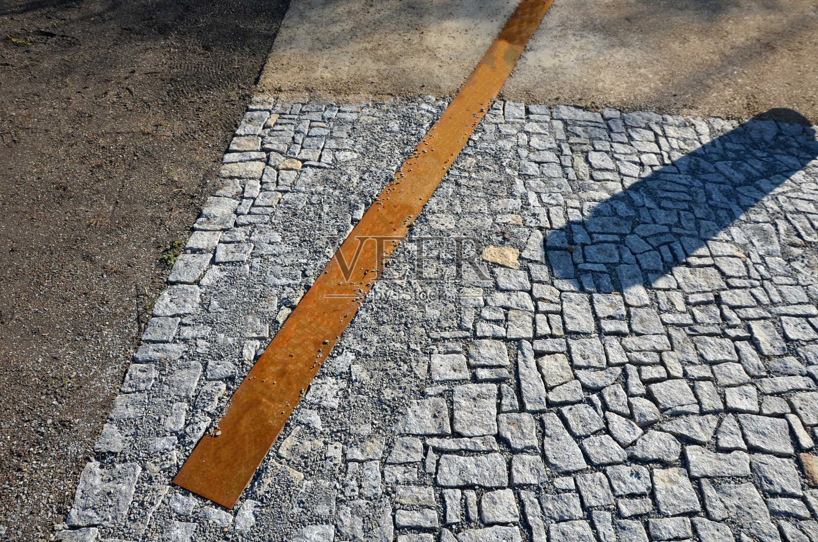 新成立的公园米色碎石路金属设计酒吧长椅和观赏树与花岗岩瓦铺地路面照片摄影图片