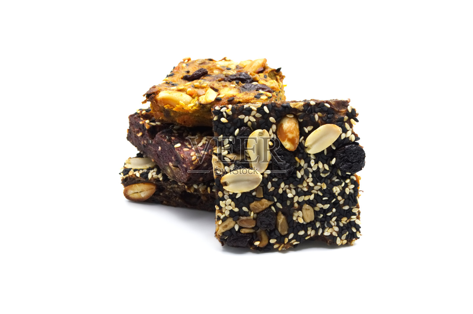 自制面包和烘焙布朗尼，蛋糕顶部有花生，葡萄干，太阳花种子，白色和黑色的芝麻种子孤立在白色的背景。照片摄影图片