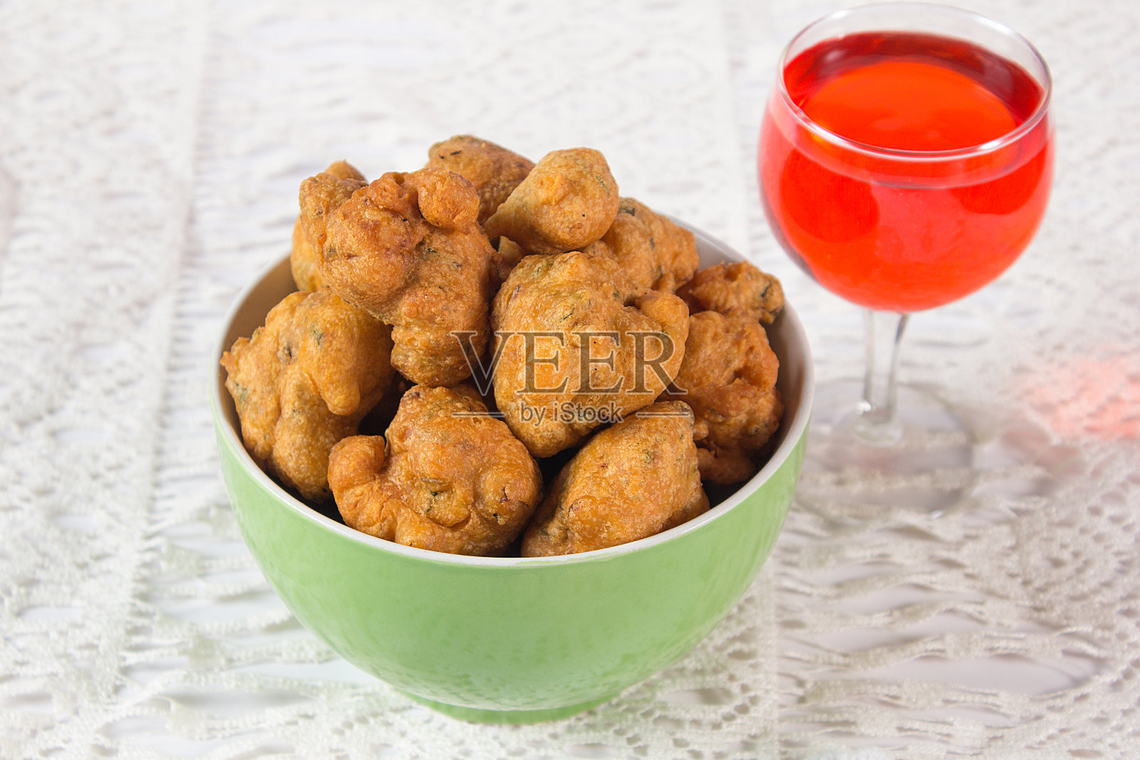 斋月开斋用的土豆Pakora，拉姆赞著名的食物盆地pakoda或batata vara。斋月、排灯节和圣诞节的特别食物。照片摄影图片