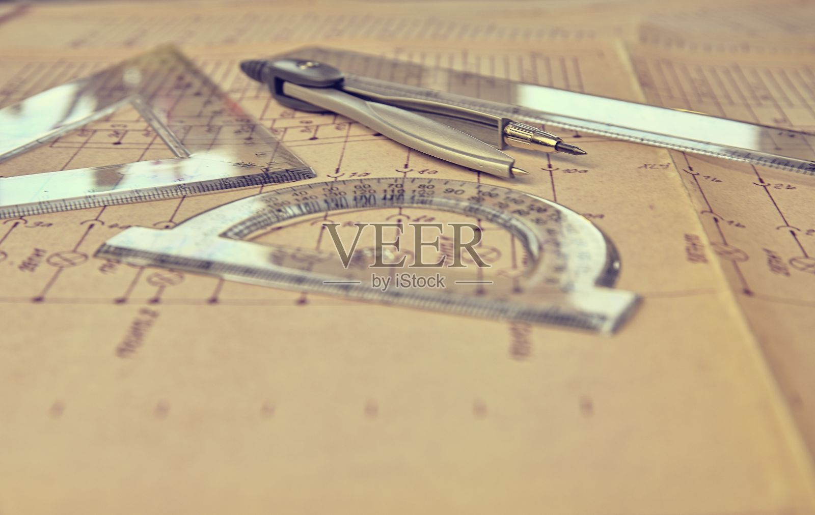 和分配器的指南针。建筑和电工概念。工程工具。背景电路图。复古hazeConstruction项目。规划。照片摄影图片