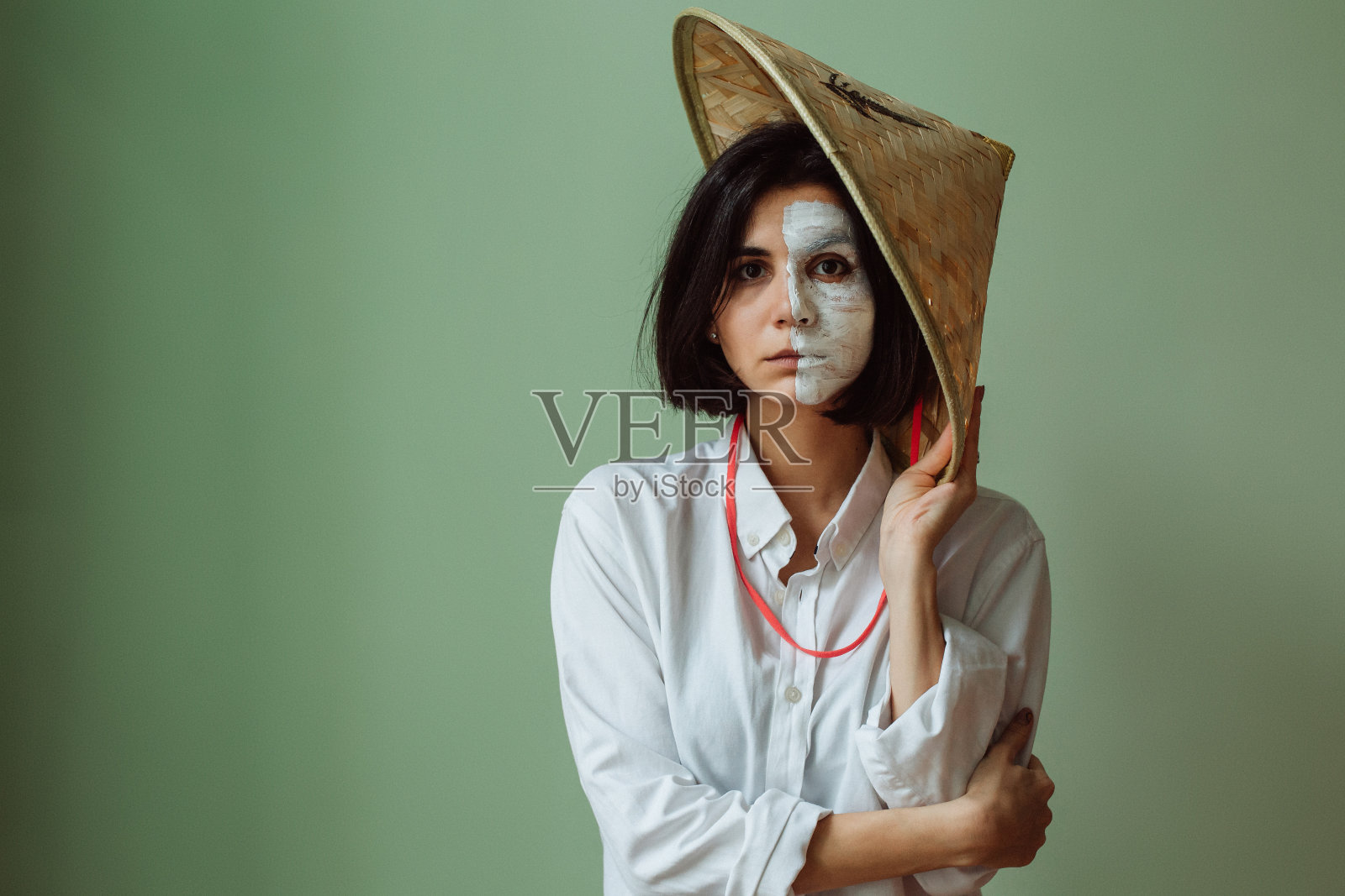 一个女人的肖像在亚洲锥形帽子复制空间照片摄影图片