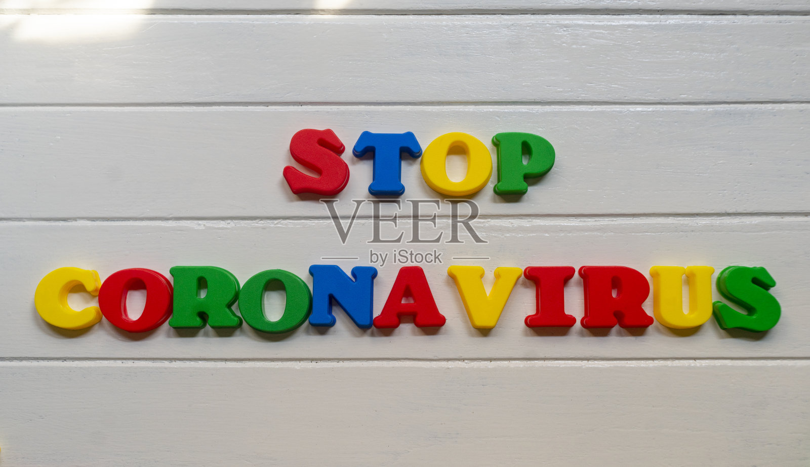 阻止冠状病毒标志和符号，白色木材背景塑料字母照片摄影图片