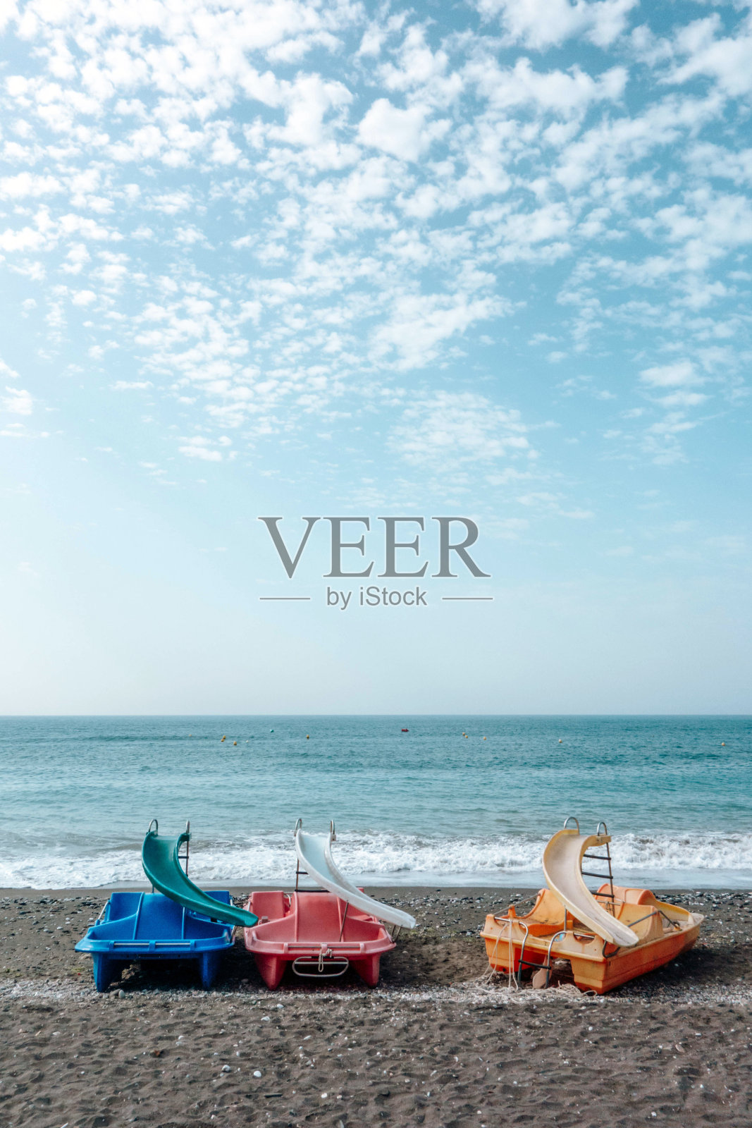 在海边的沙滩上骑车。照片摄影图片