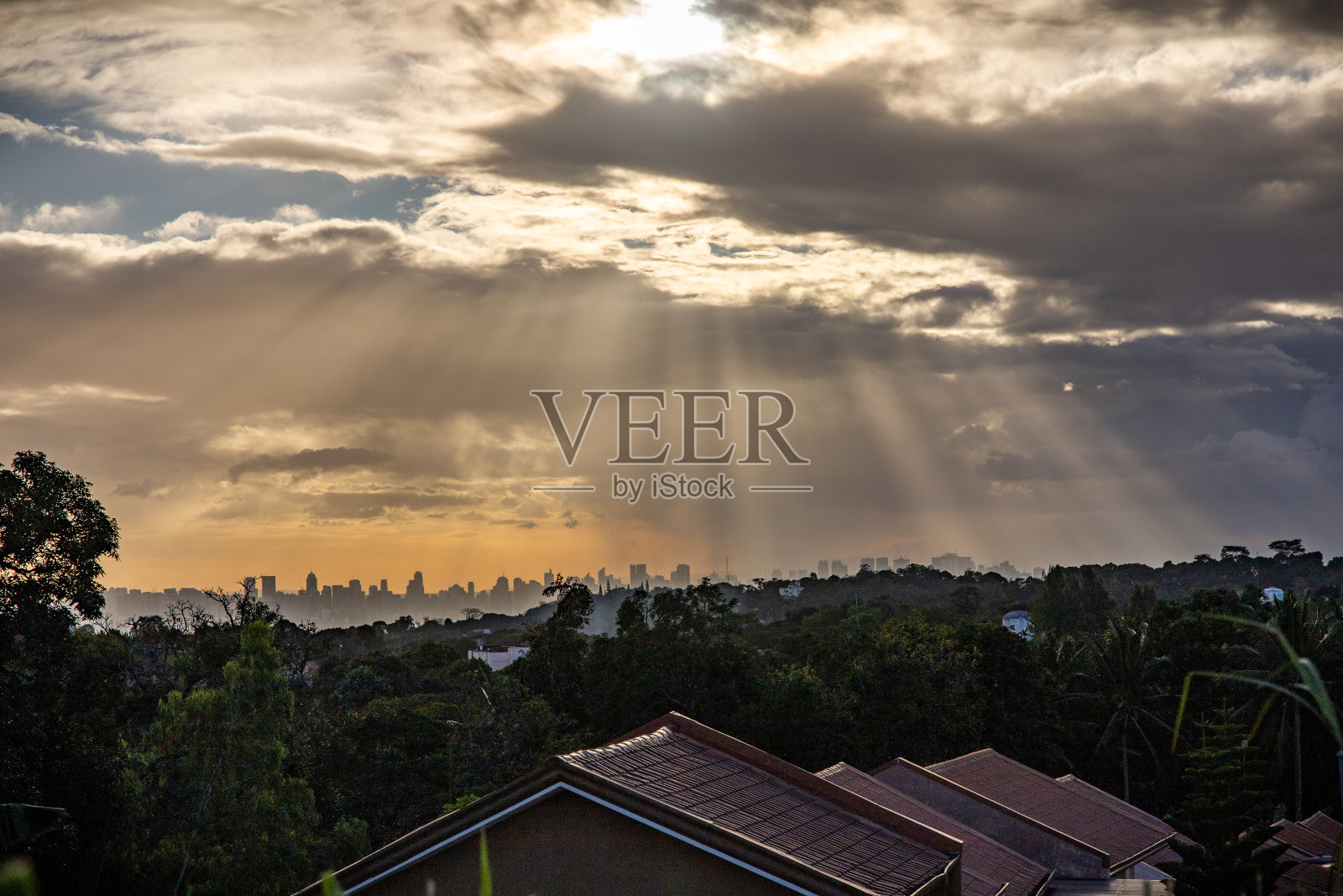 阳光照耀着城市照片摄影图片