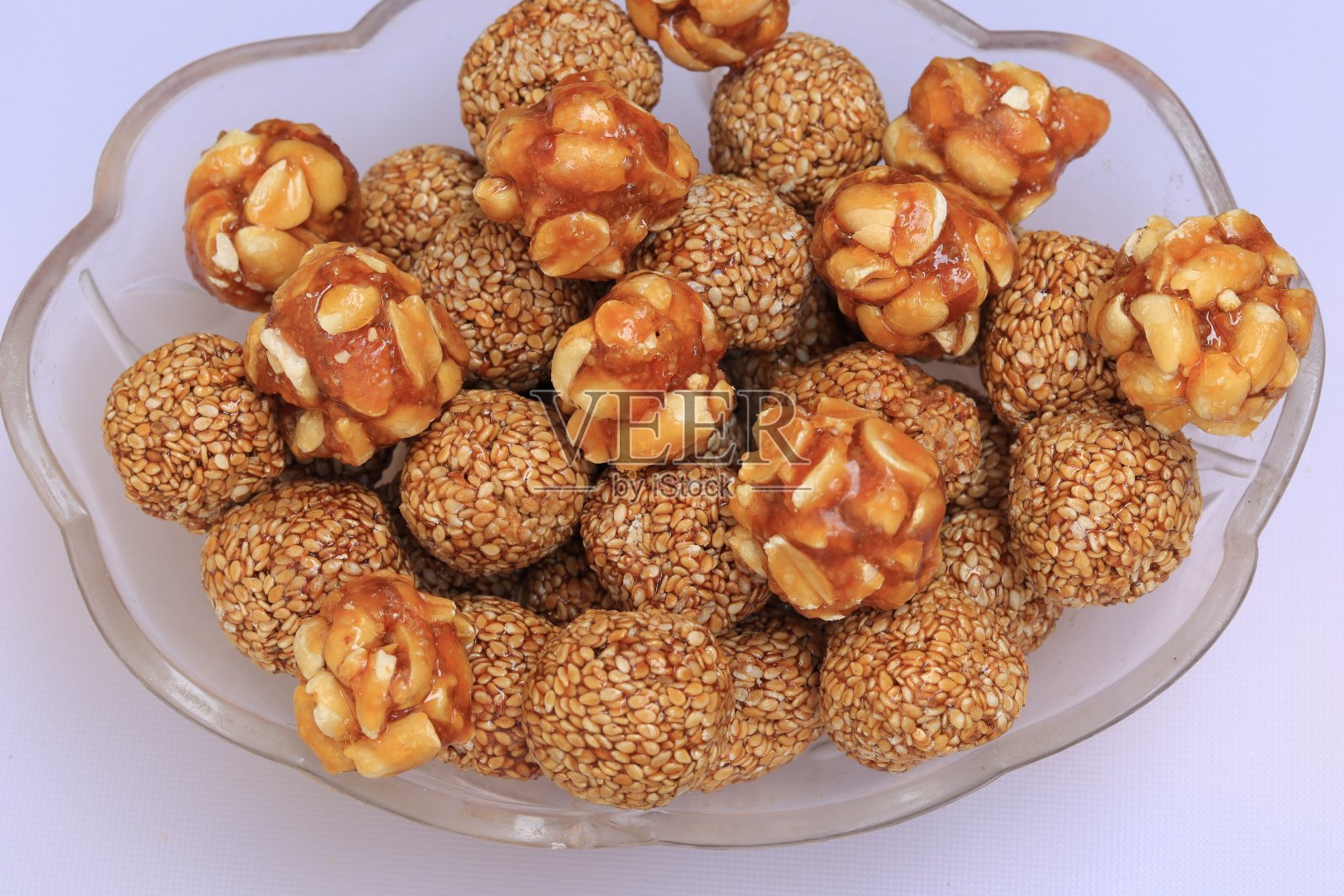 在白色背景上为印度节日Makar Sankranti制作古尔或甜芝麻拉都照片摄影图片