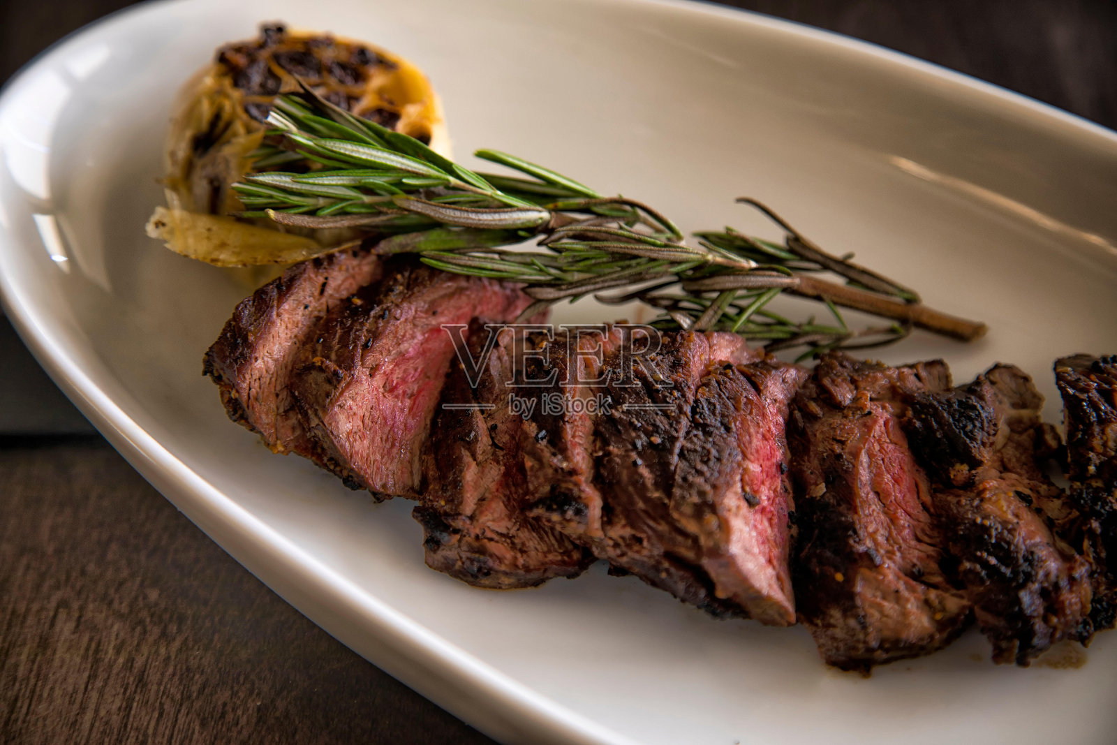 烤牛排，配上丰富的食材，美味和饥饿的形象照片摄影图片