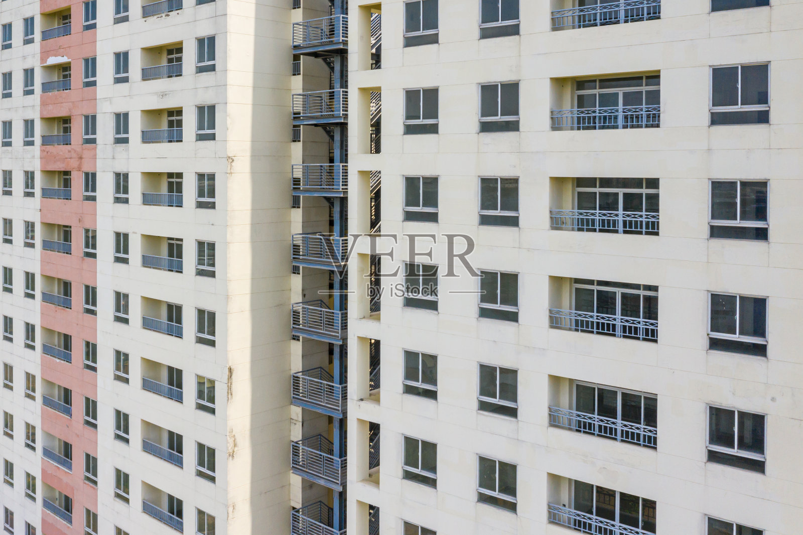 典型的社会住房公寓窗户和阳台建筑照片摄影图片