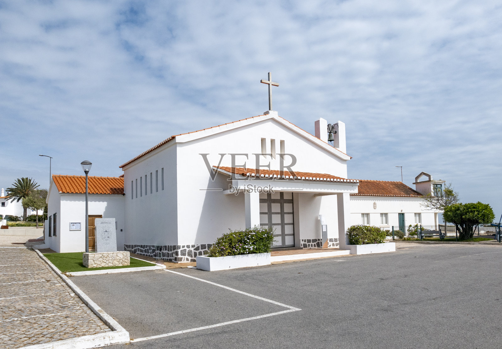 葡萄牙阿尔加维渔夫村的卡沃埃罗教堂的风景照片摄影图片