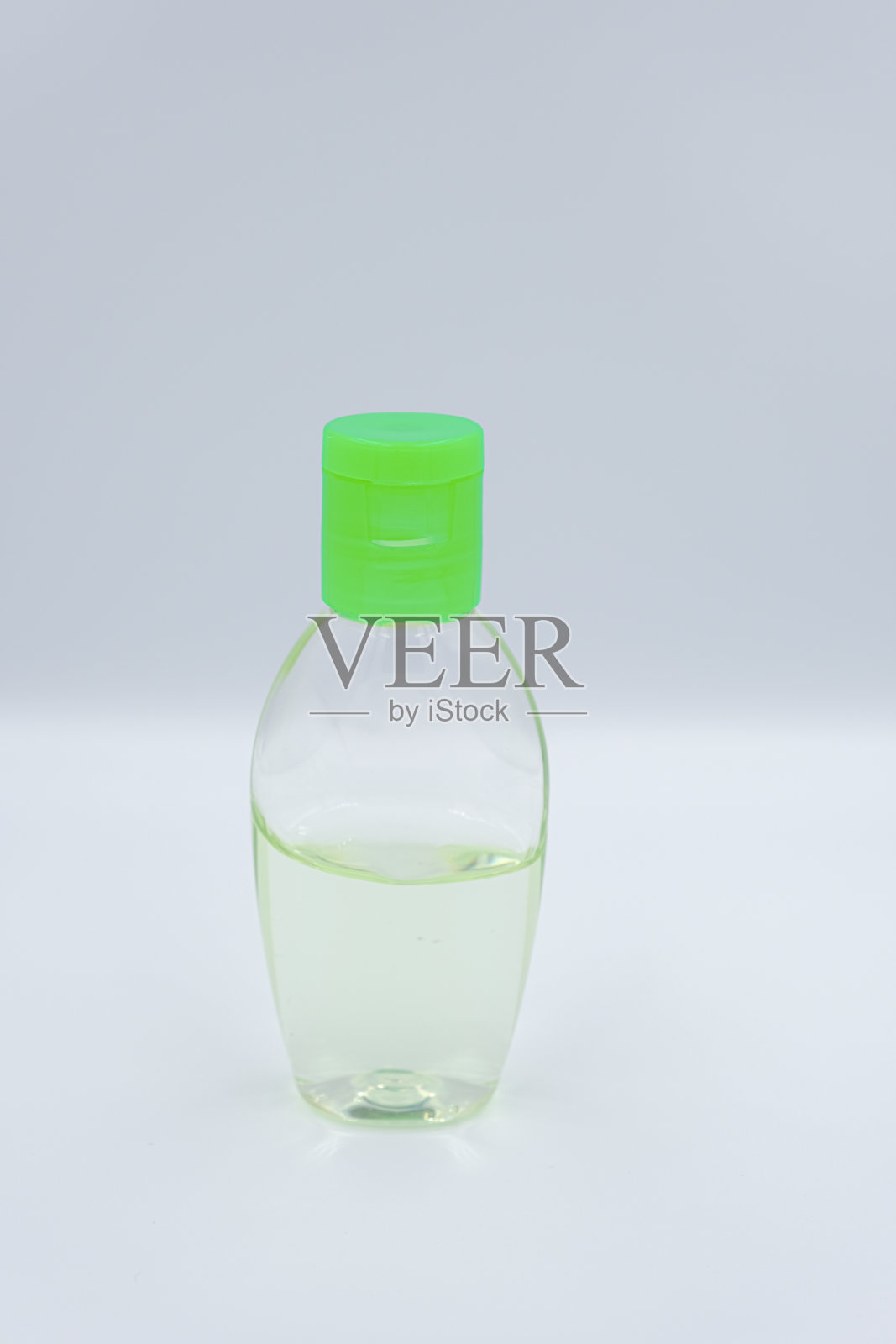 白色背景上的酒精凝胶和清洁剂照片摄影图片