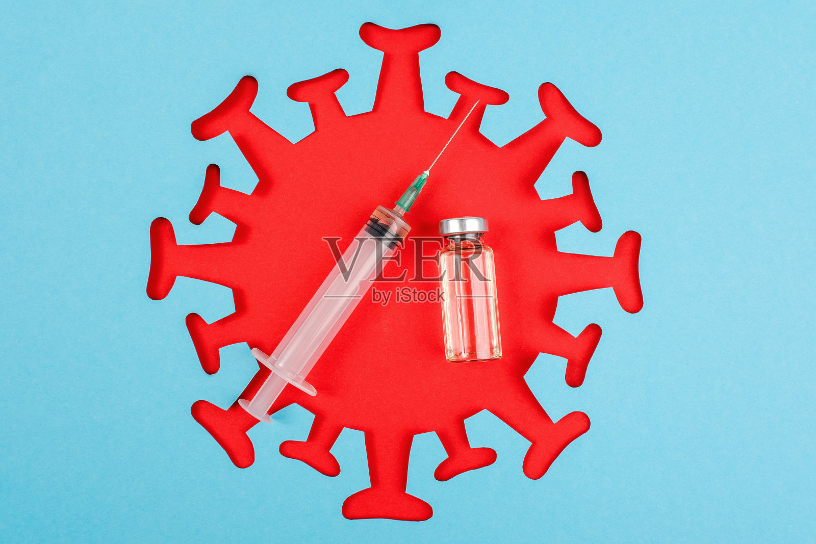 接种疫苗是传染病、流行病和医疗保健的概念。装有疫苗和蓝色背景红色病毒、细菌、微生物或冠状病毒的注射器和安瓿照片摄影图片