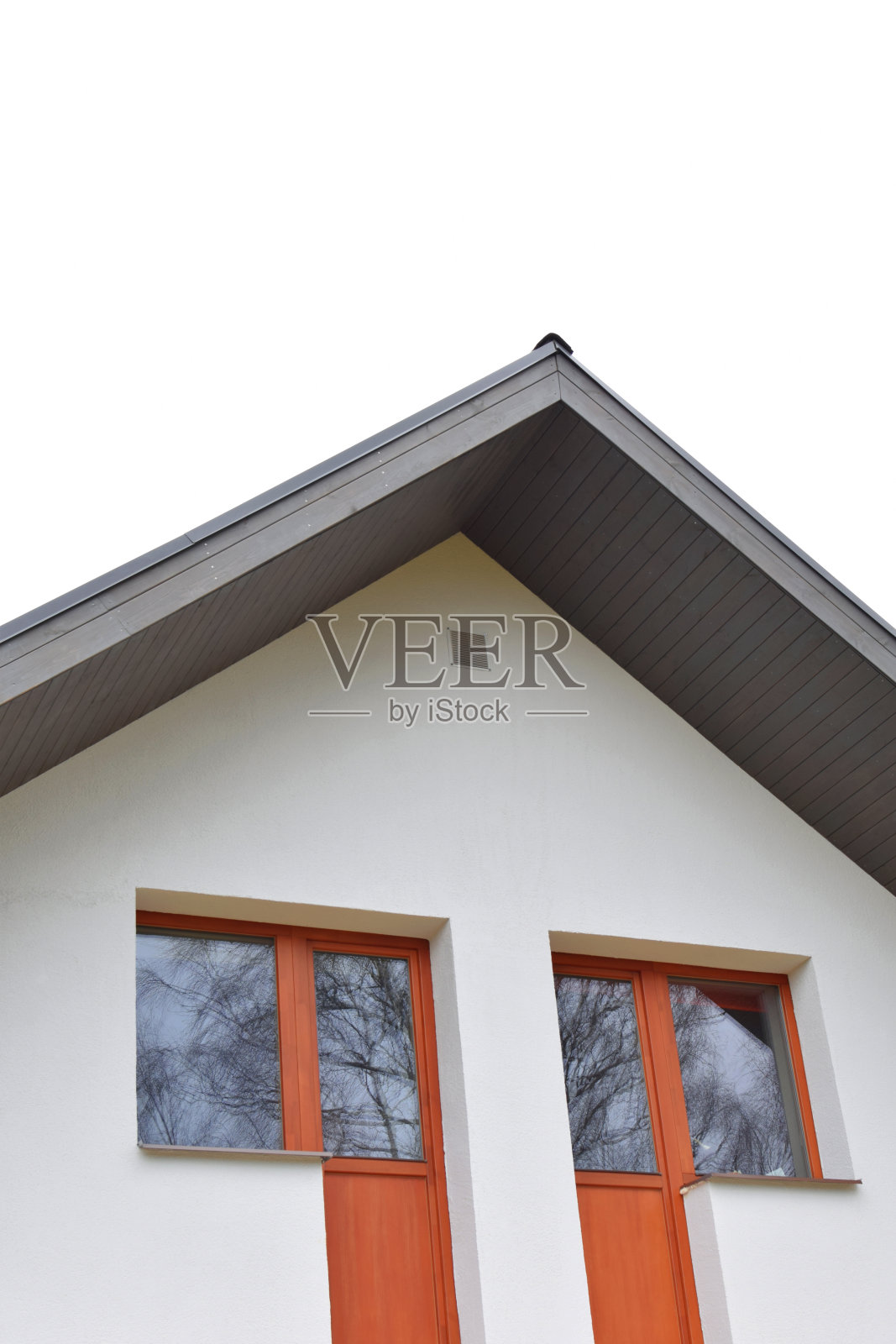 白色房子的一部分，新屋檐由深棕色的木板制成照片摄影图片