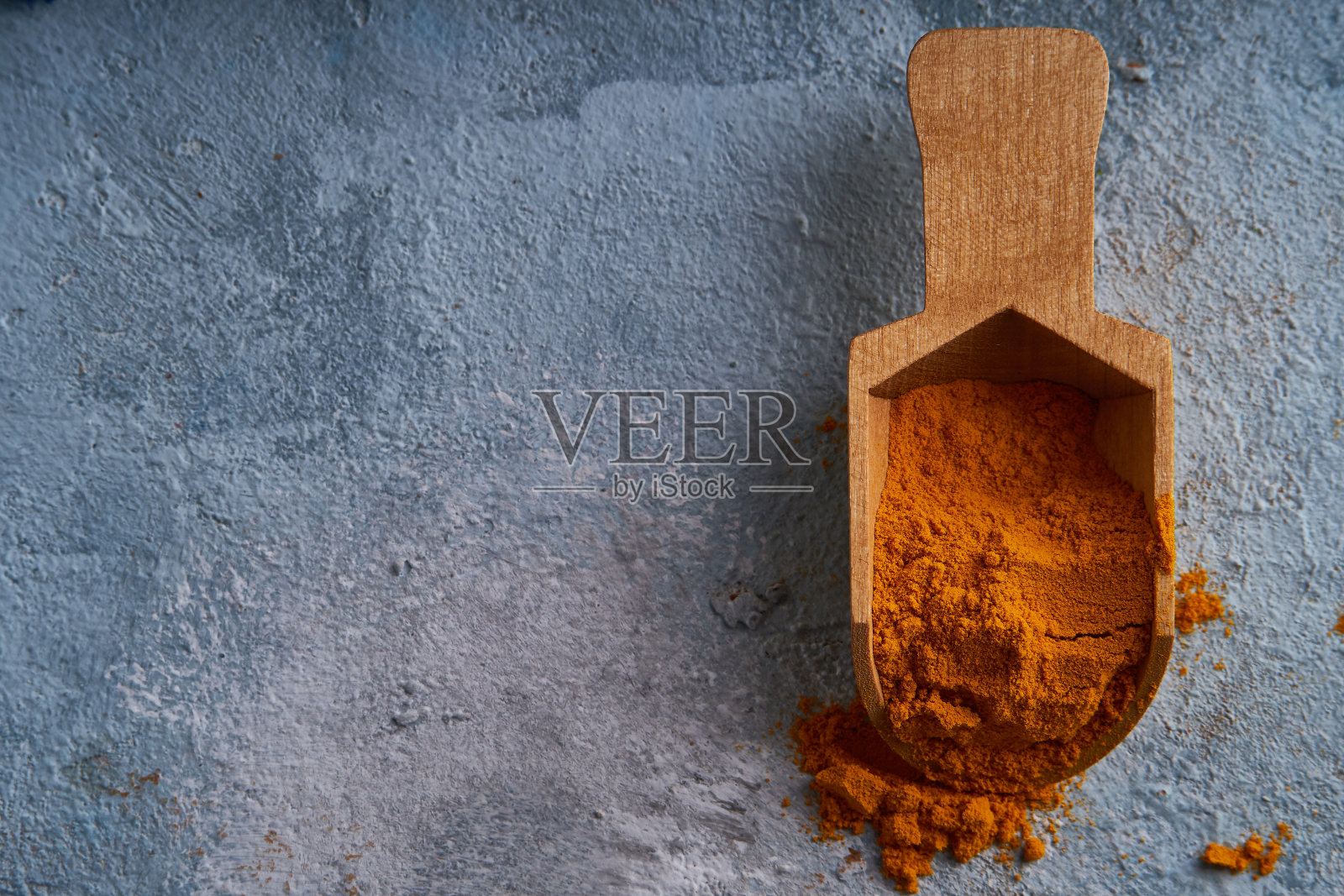 香料食物姜黄配料木勺在桌子的背景照片摄影图片