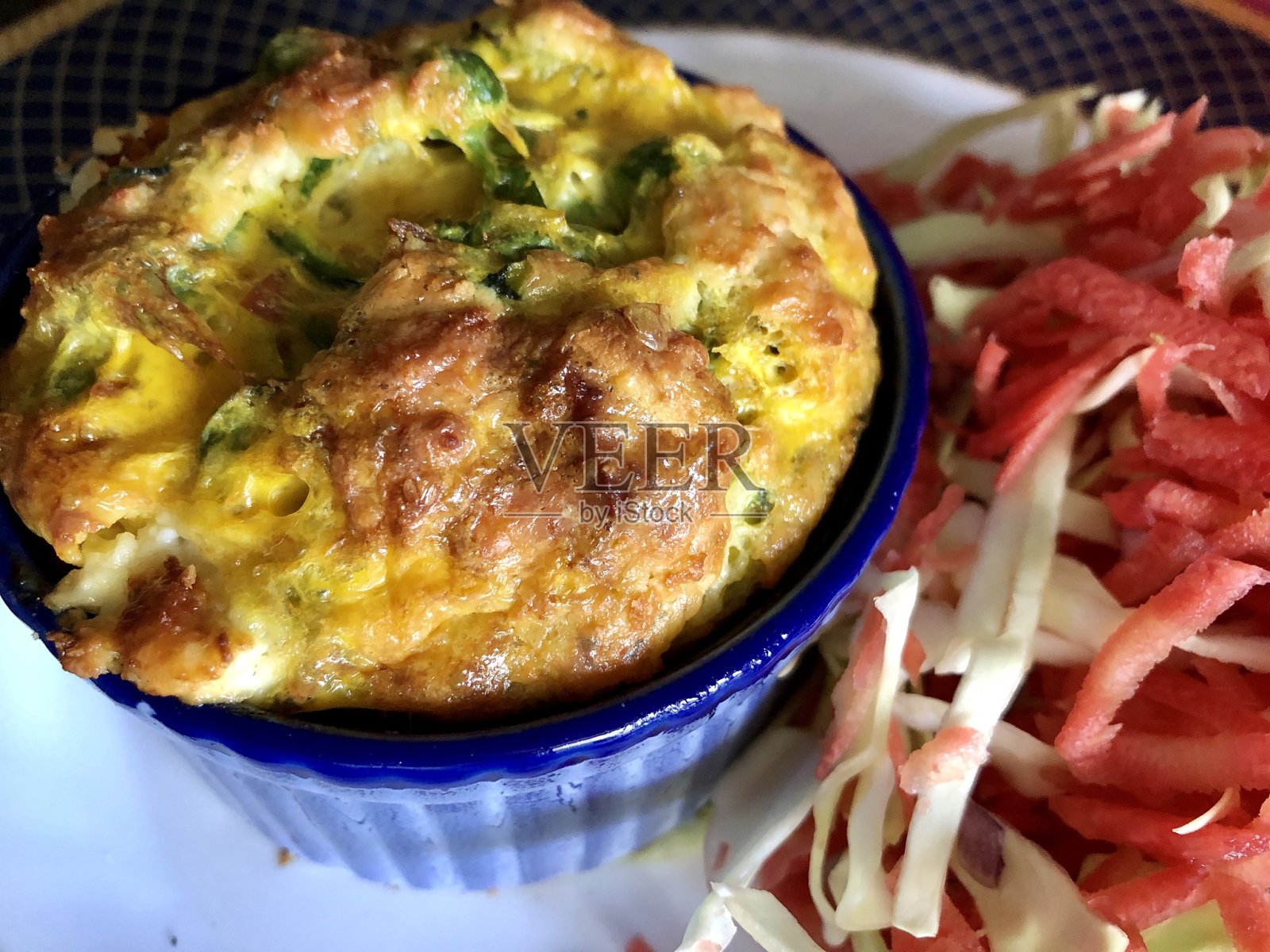 新鲜出炉的自制鸡蛋和菠菜松饼配上蓝色的蛋奶酥配凉拌卷心菜照片摄影图片