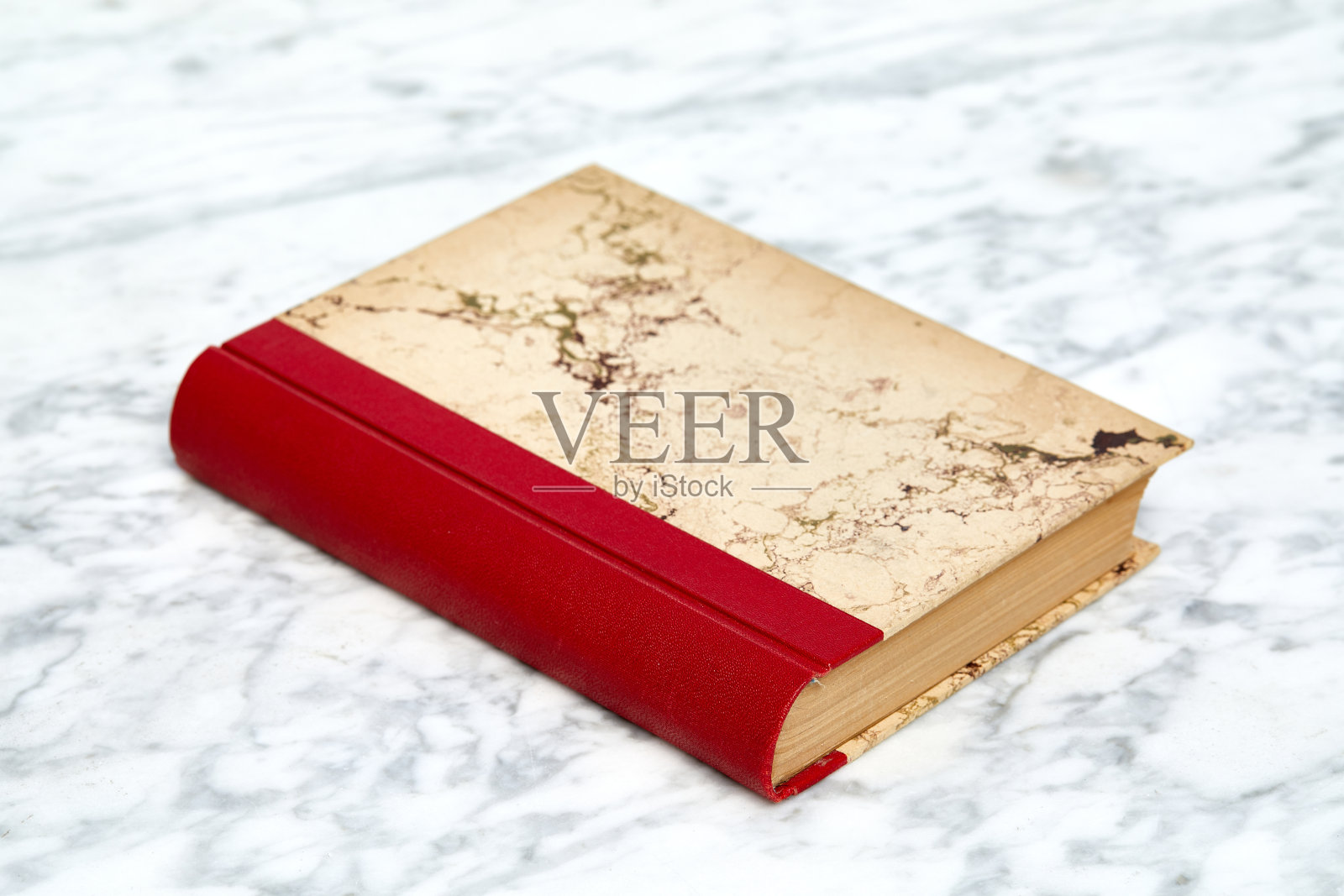 大理石桌子上的旧书照片摄影图片