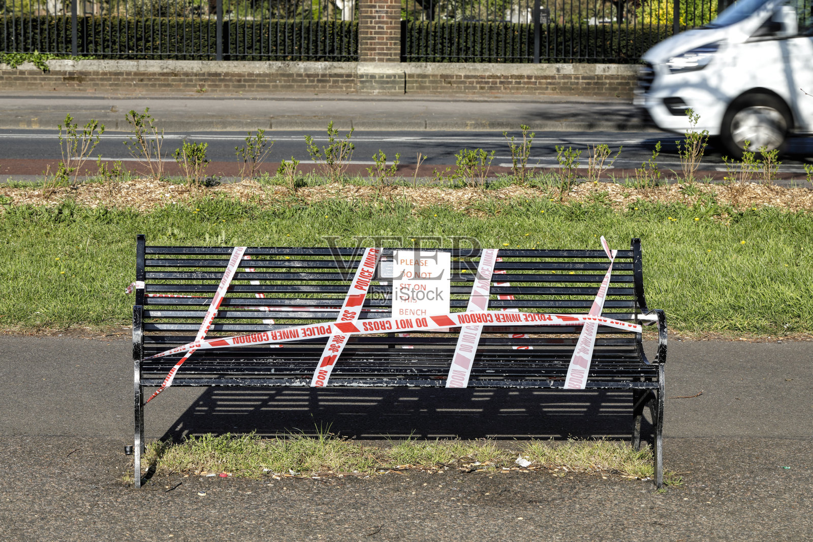 用警戒线捆绑的长椅照片摄影图片
