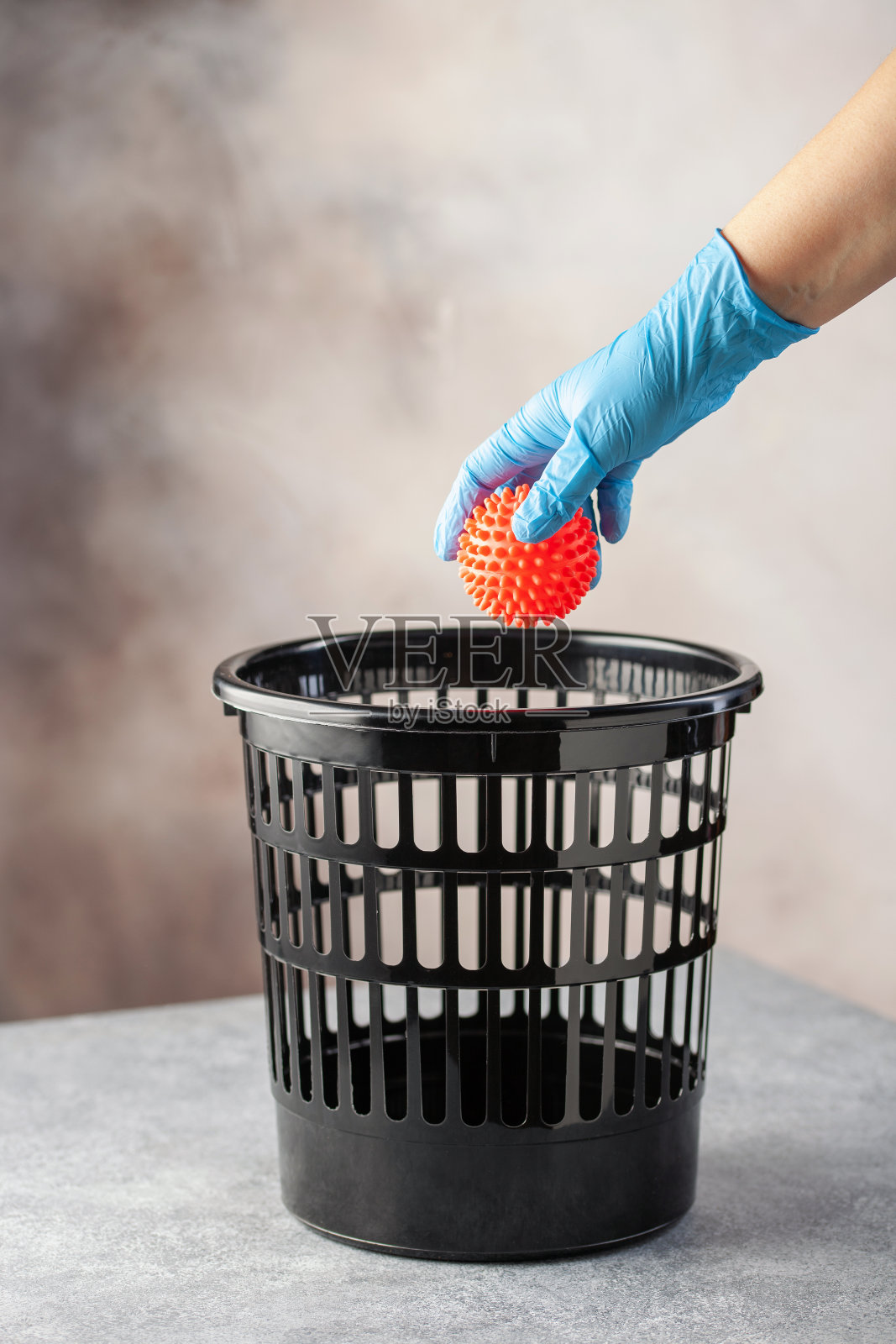 没有手套握手。检疫结束。照片摄影图片