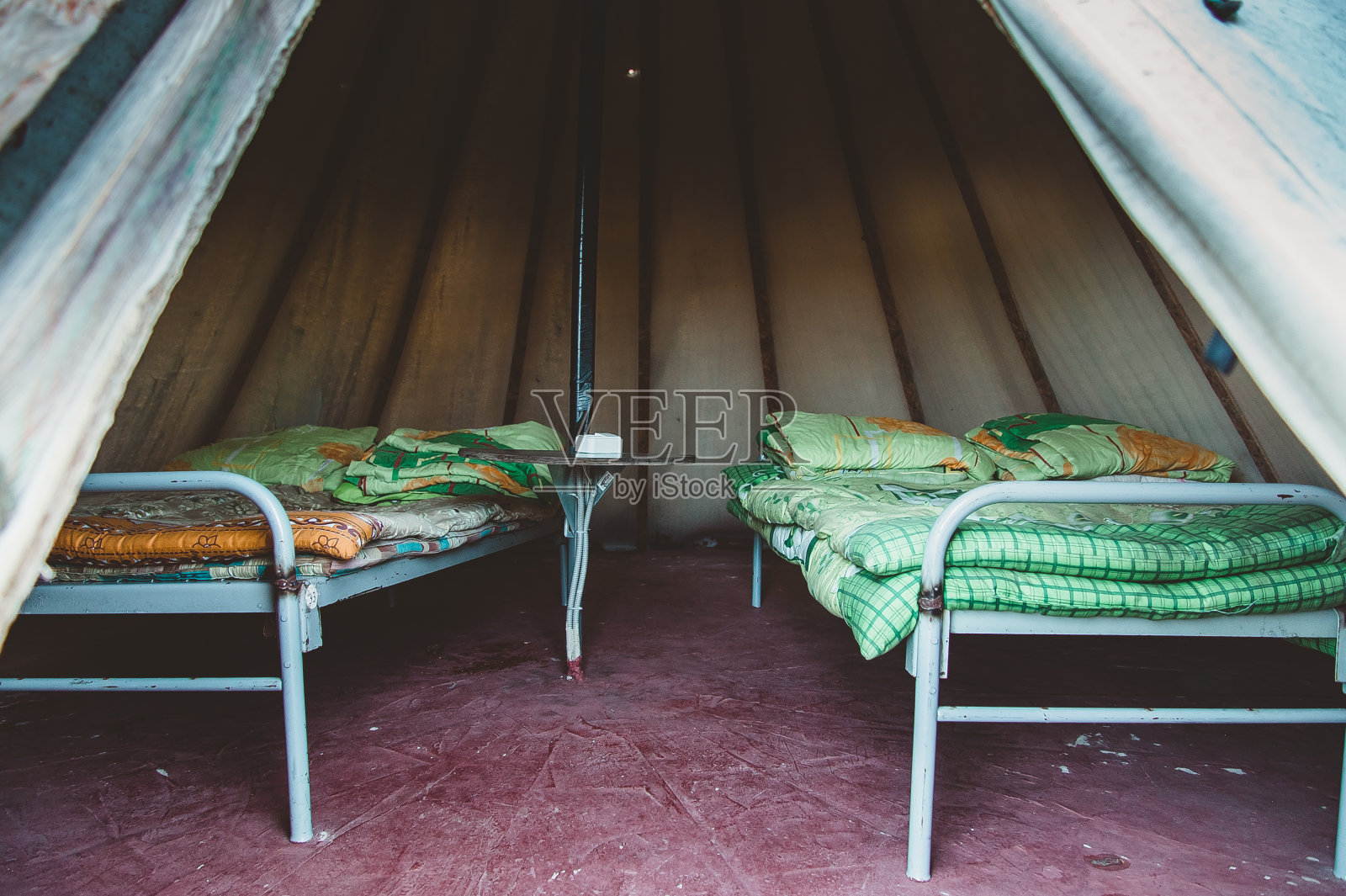 睡觉的地方在一个旅游帐篷，一个帐篷照片摄影图片