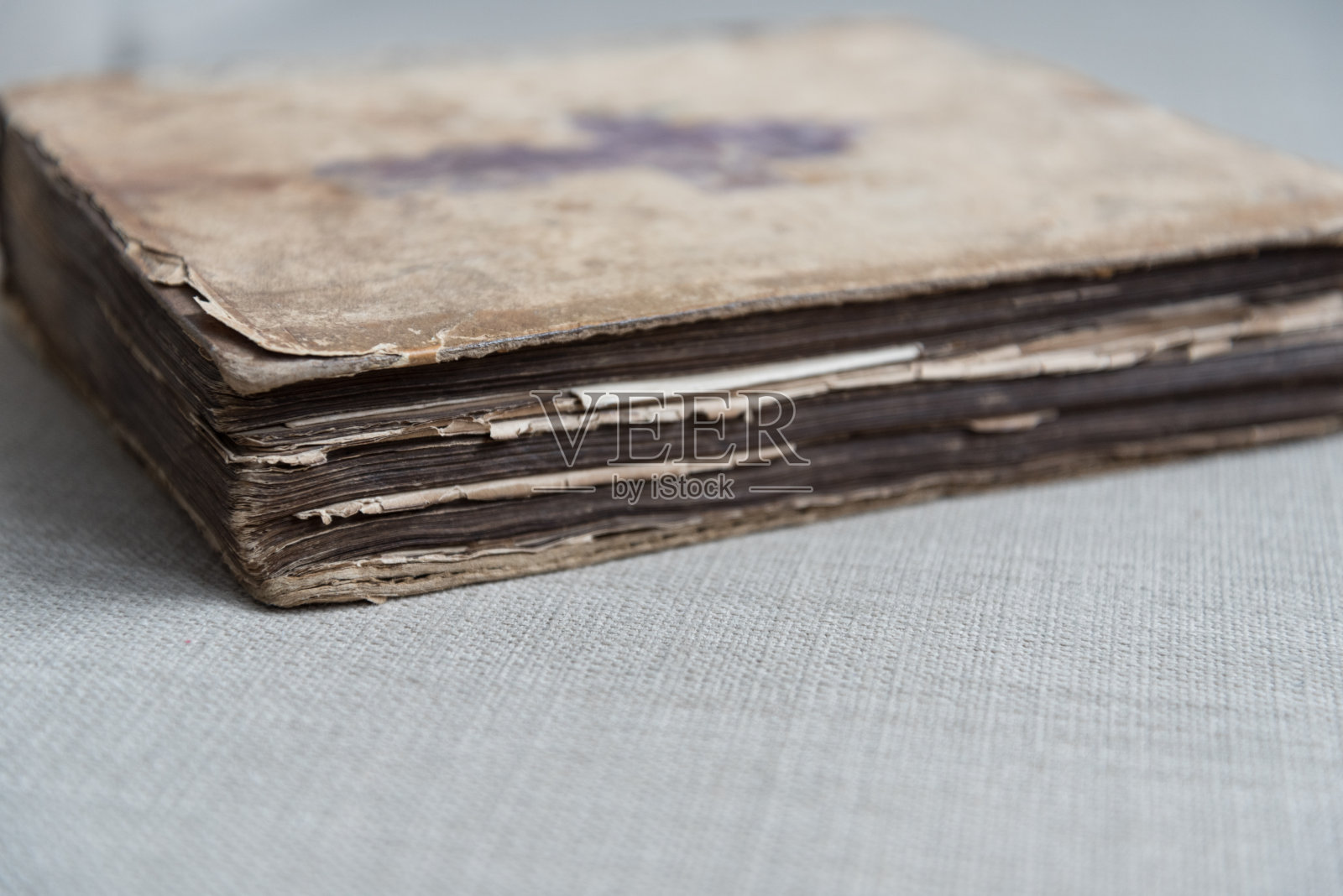 一本很旧的特写书。18世纪圣经的细节。照片摄影图片