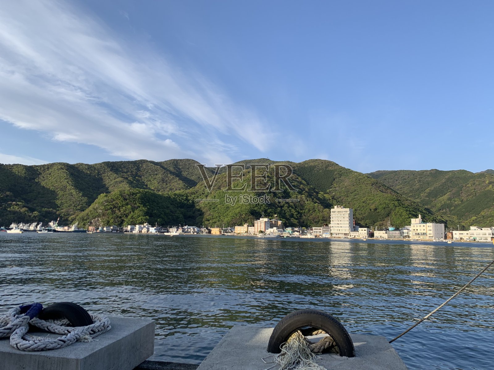 海滨和山景之间的美丽城市照片摄影图片