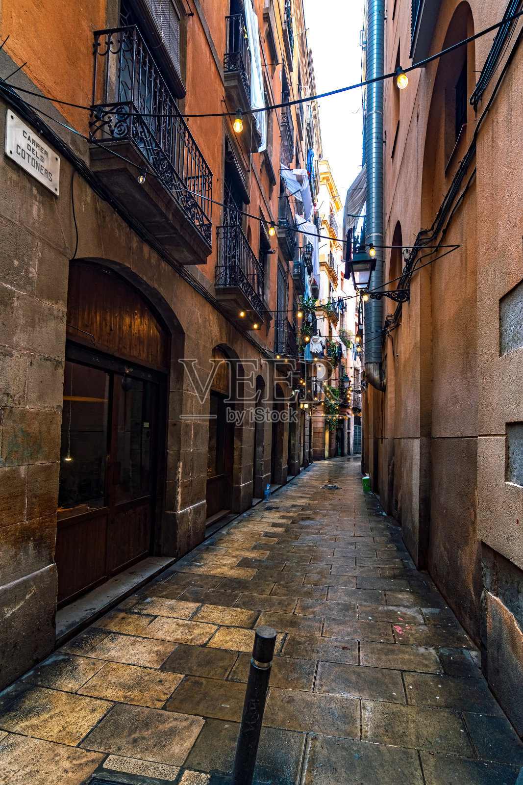 巴塞罗那狭窄的旧鹅卵石街道照片摄影图片