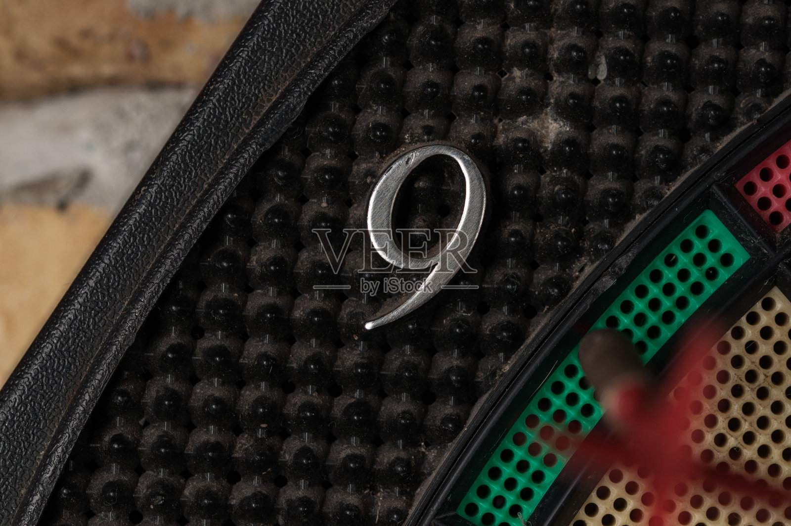 红色和蓝色的飞镖射中目标。飞镖运动的概念。照片摄影图片