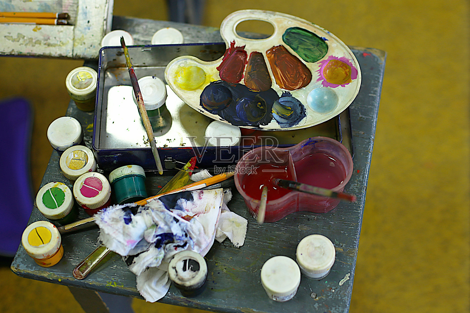 这是一门为孩子们开设的关于绘画、造型和应用的艺术课程，未来的艺术家将创造出杰作照片摄影图片