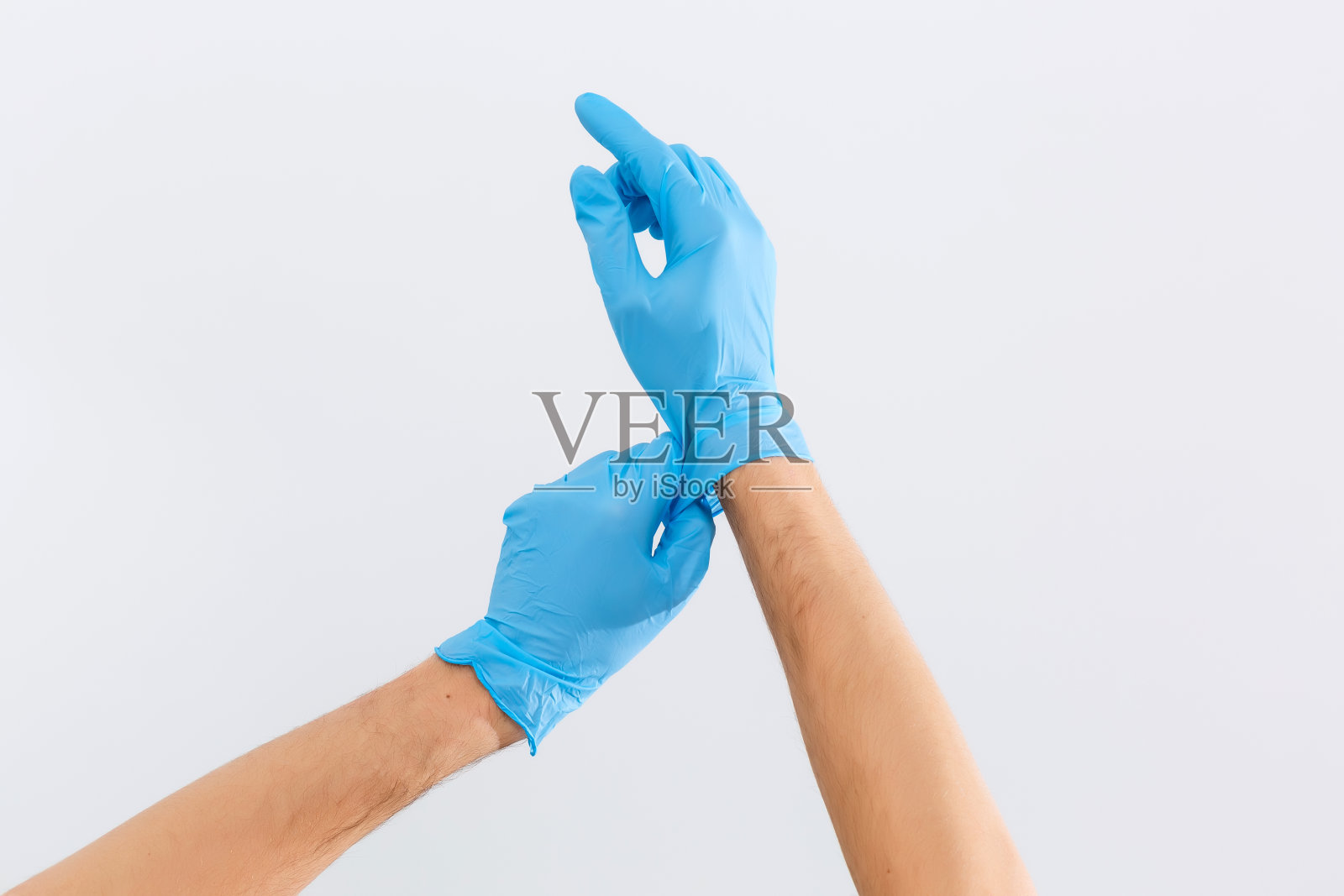 特写医生的手戴上丁腈手套隔离在白色照片摄影图片