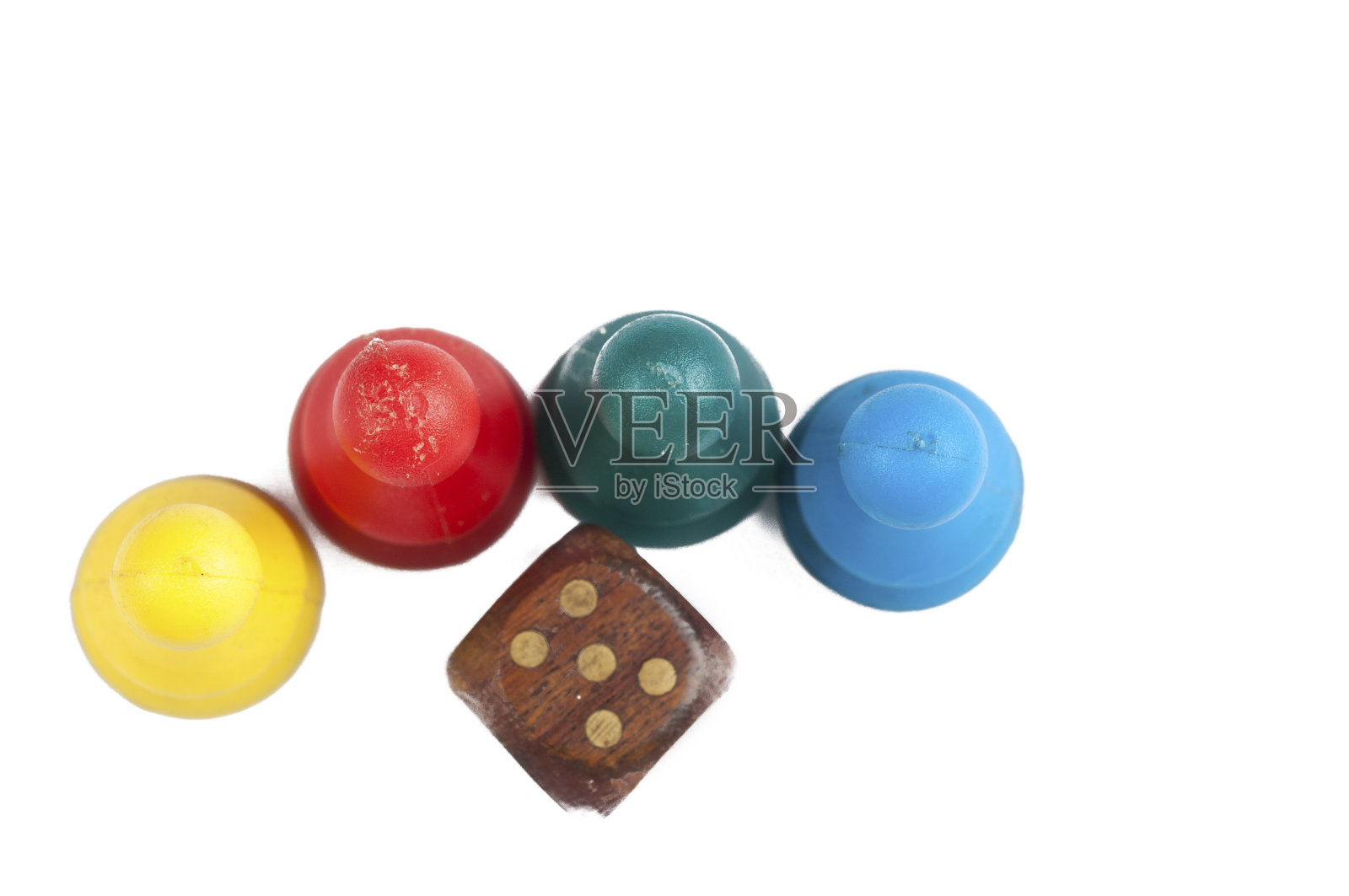 彩色的游戏人物与骰子孤立的白色背景。副本的空间。照片摄影图片