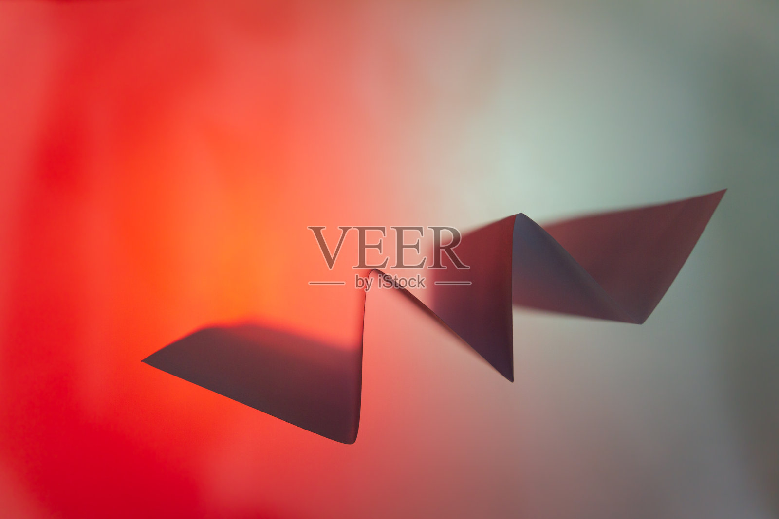 折叠背光纸抽象的手风琴形状适合作为墙纸。照片摄影图片