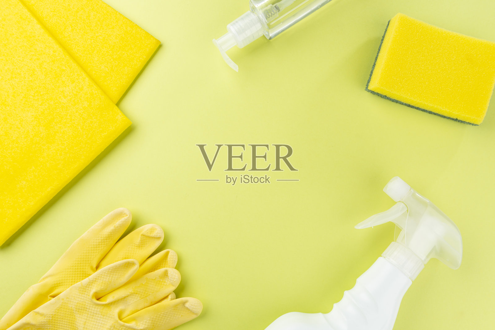 绿色背景上的各种清洁物品。清洁产品概念照片摄影图片