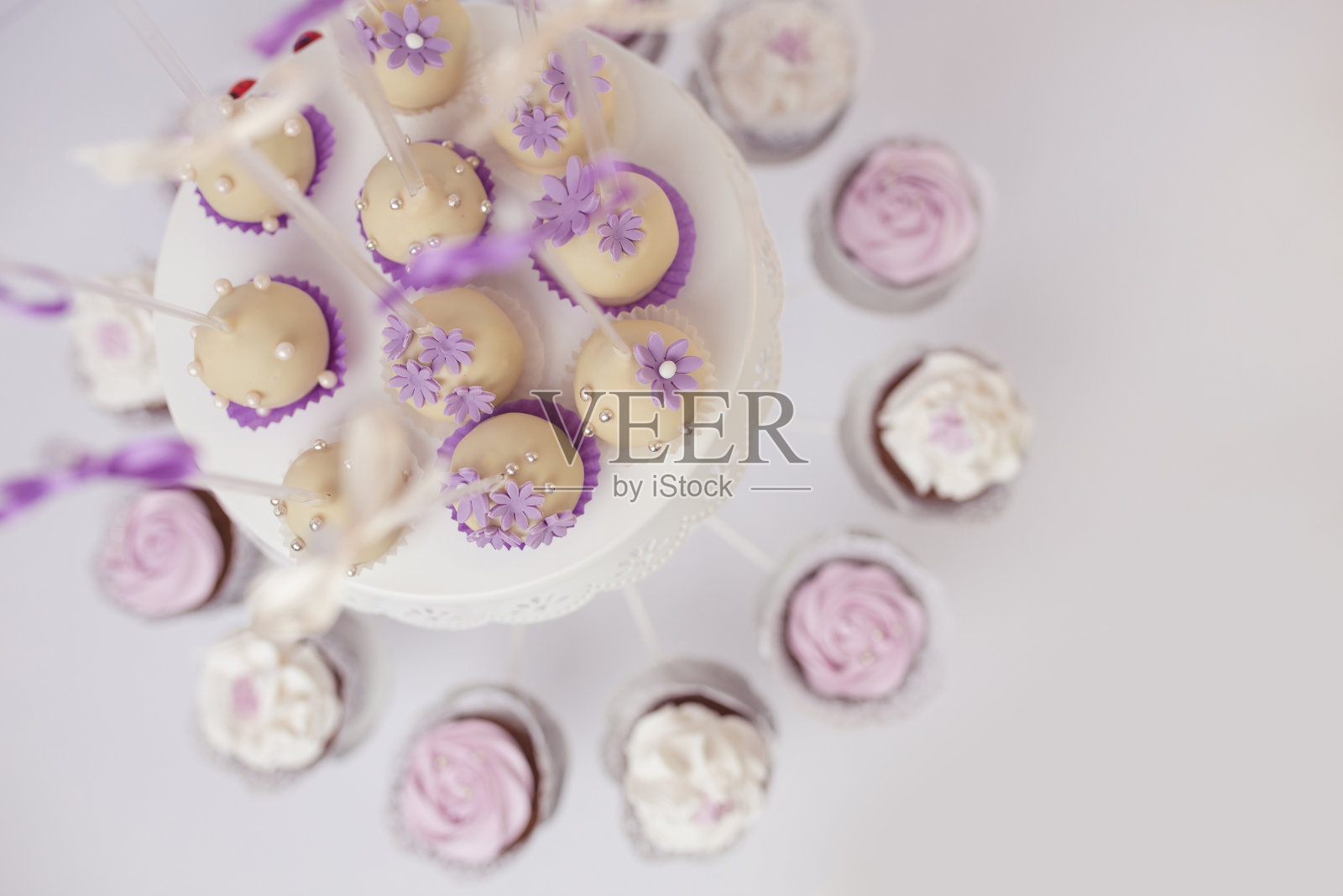 生日派对桌上放着松饼和棒棒糖蛋糕照片摄影图片