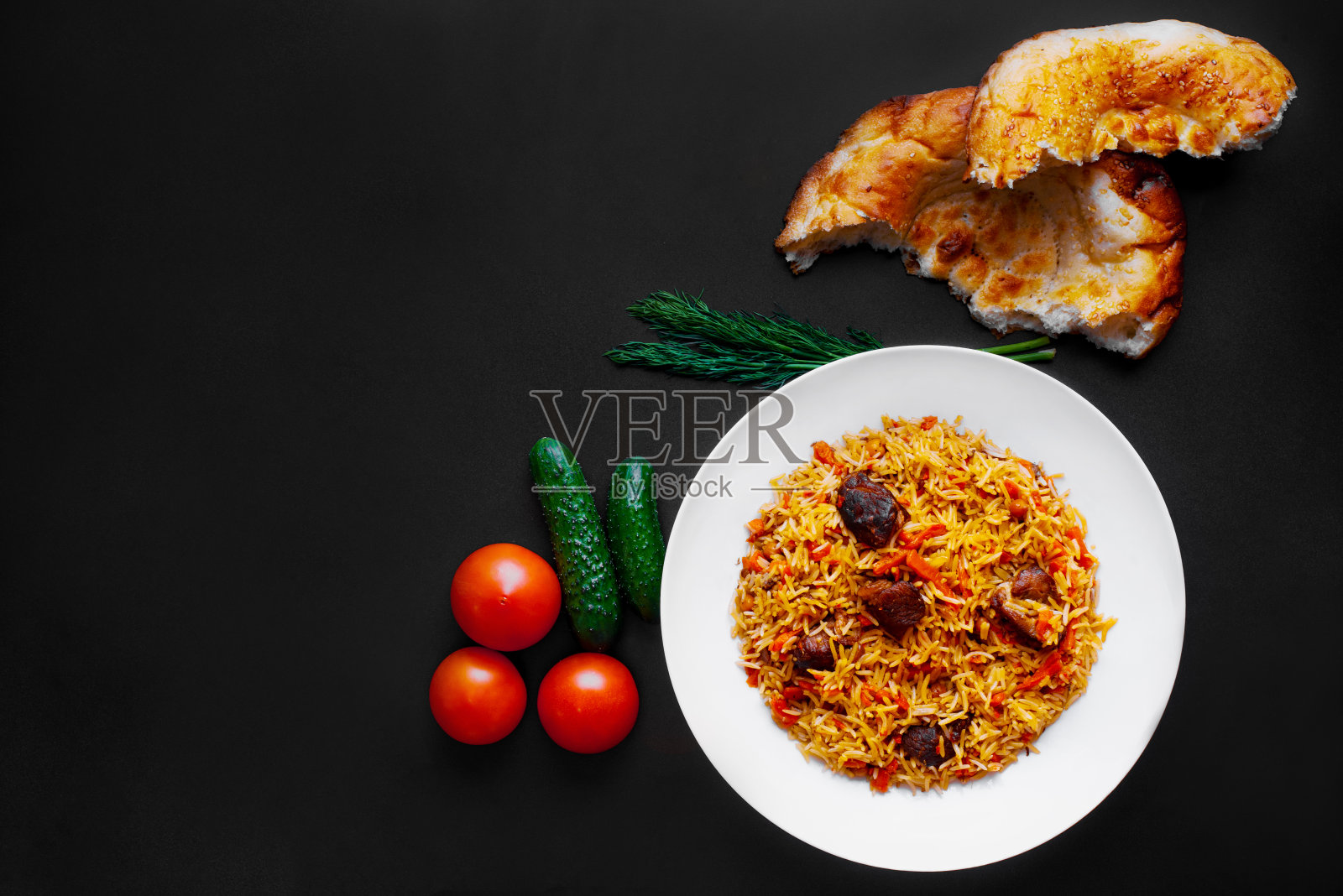 传统土耳其抓饭，配肉、黄瓜、番茄和馕照片摄影图片