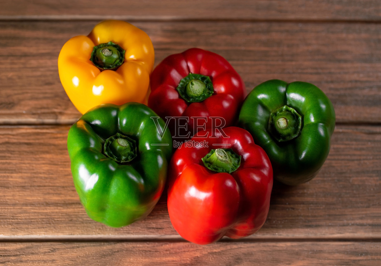 许多不同颜色的柿子椒特写在一个木头上照片摄影图片