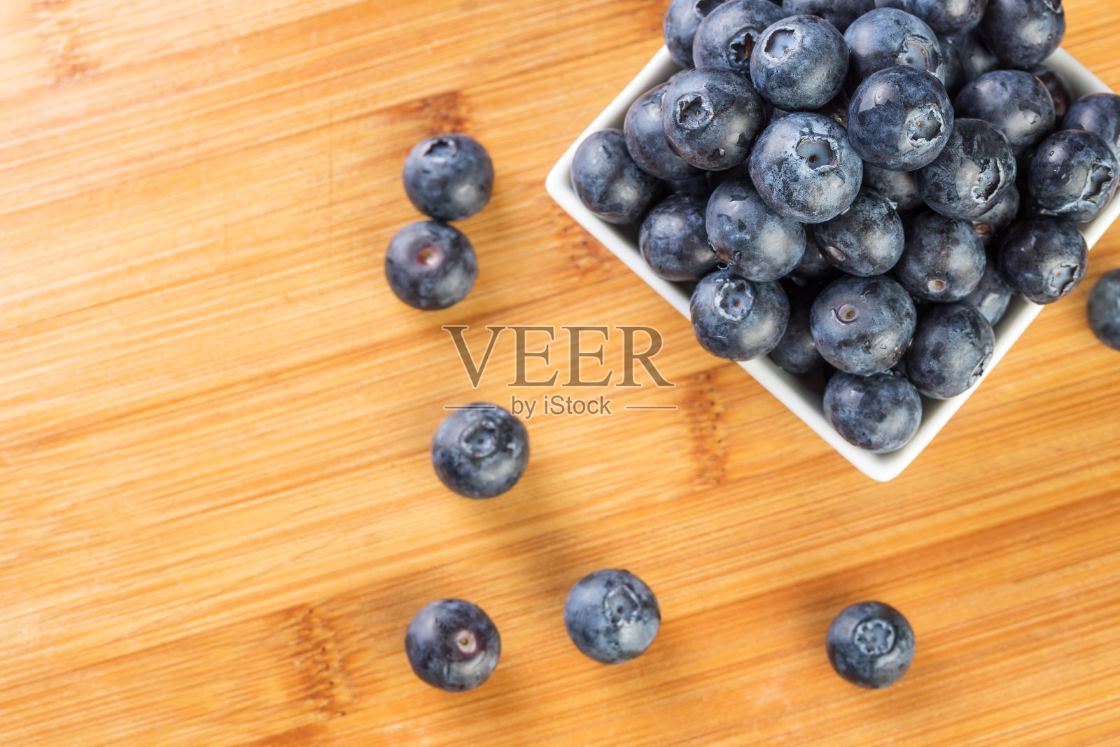 新鲜蓝莓在白色的盘子照片摄影图片