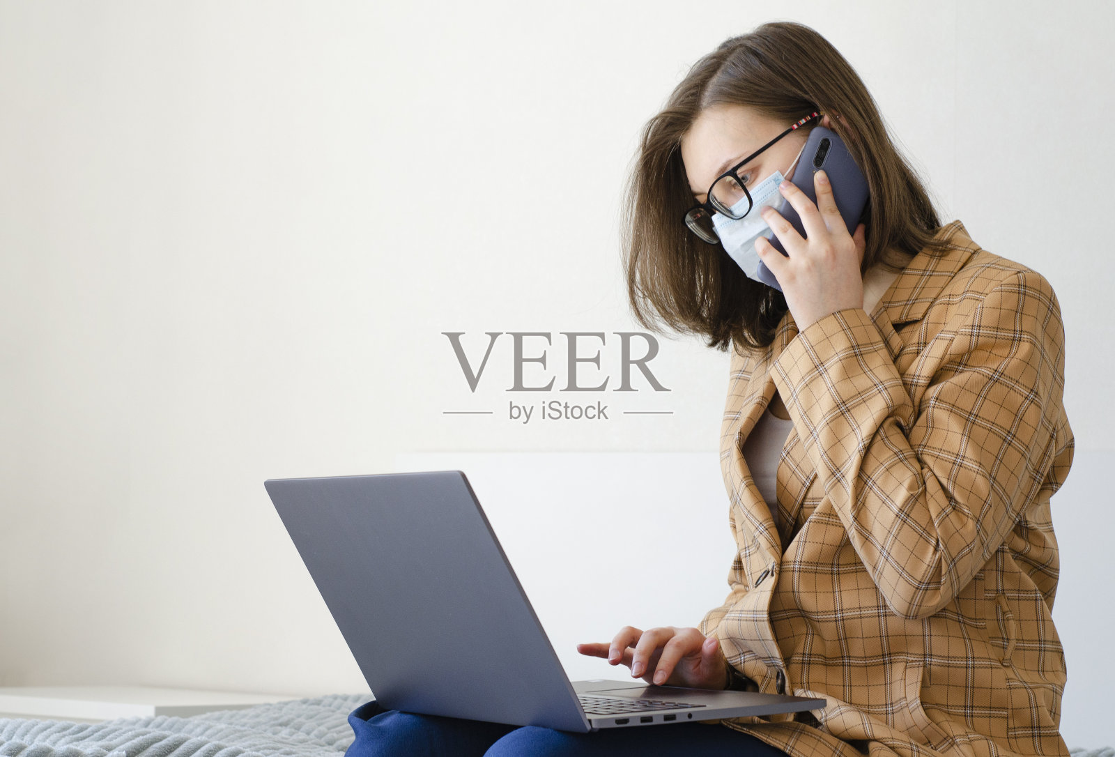 冠状病毒隔离。商务女性远程解决工作问题。照片摄影图片