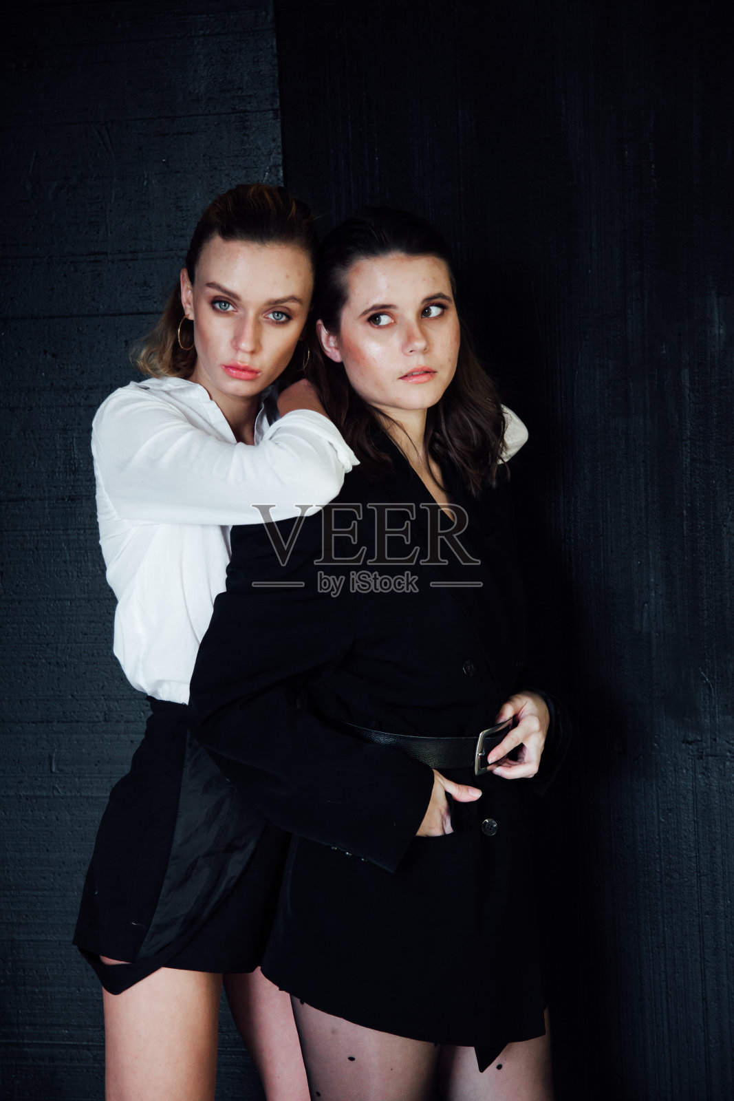 两个美丽的时尚女性黑发女友和金发一起照片摄影图片
