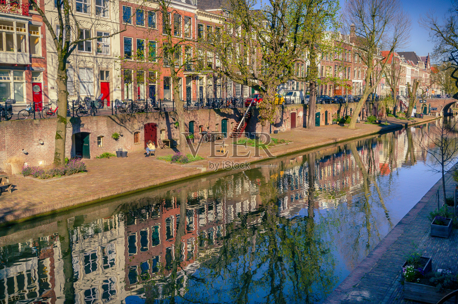 乌得勒支市中心空荡荡的街道，水中倒映着房屋照片摄影图片