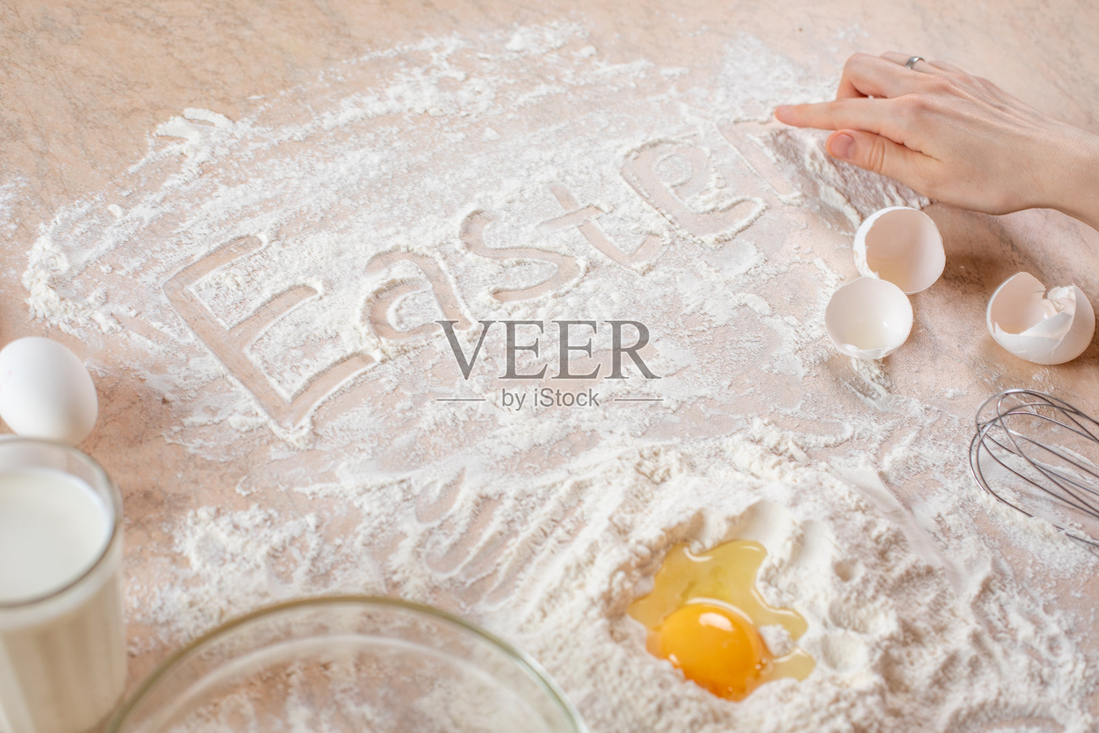 厨房的桌子上有烹饪和烘烤的配料。副本的空间。烹饪概念。鸡蛋，面粉做背景。面团配料。照片摄影图片