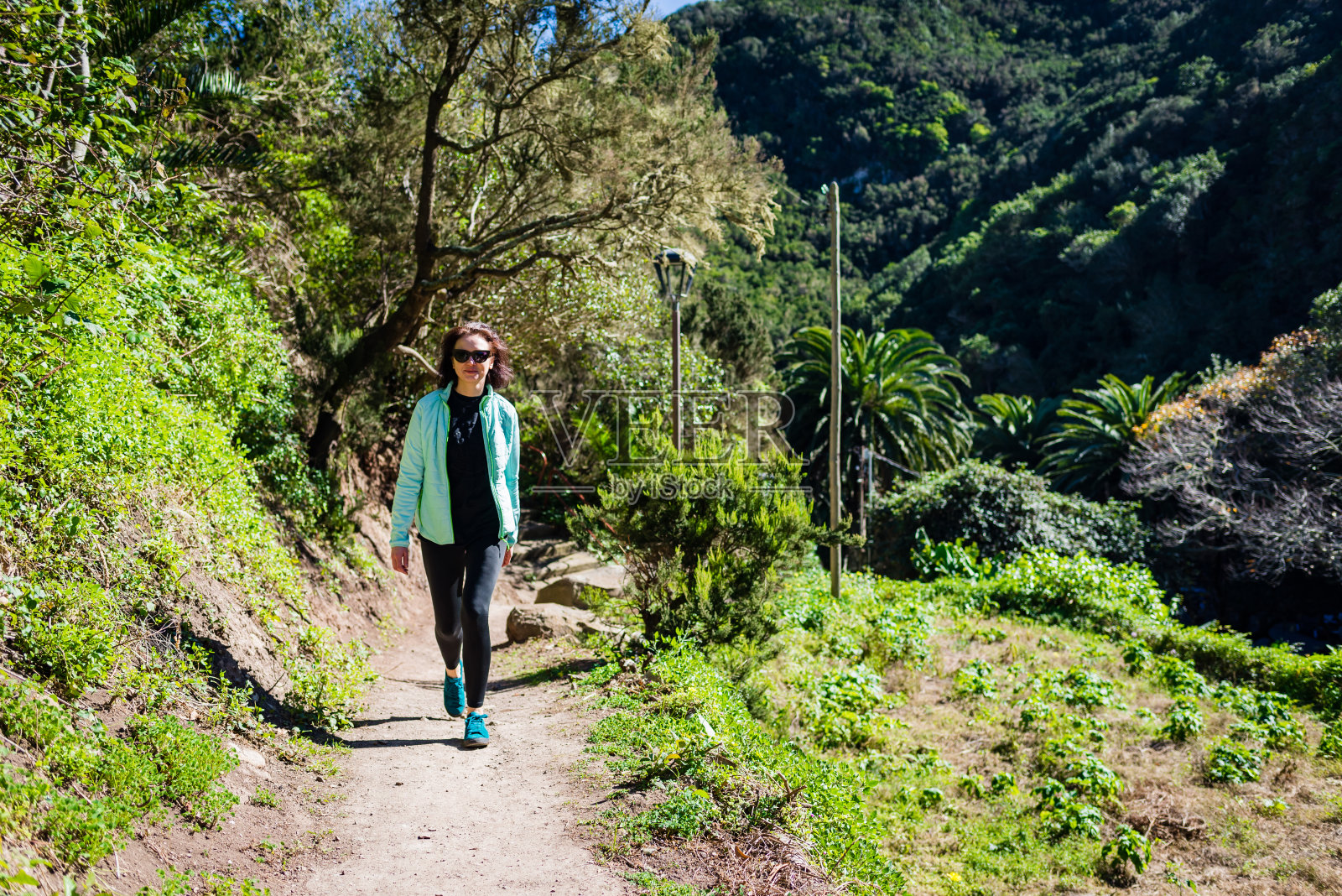 在山里远足照片摄影图片